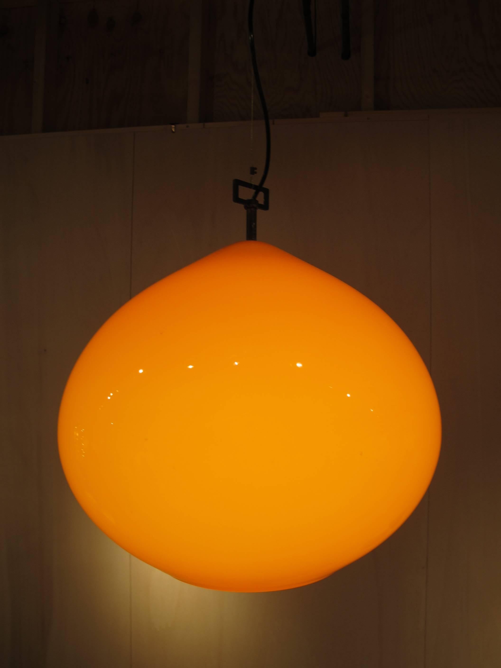 Beautiful orange onion-shaped pendant lamp with white glass interior. Designed by Alessandro Pianon for Vistosi, Italy, circa 1956. 

With sticker of manufacturer (see picture).
Excellent condition.

Measurements lamp only: 
Height 40 cm
Diameter 45