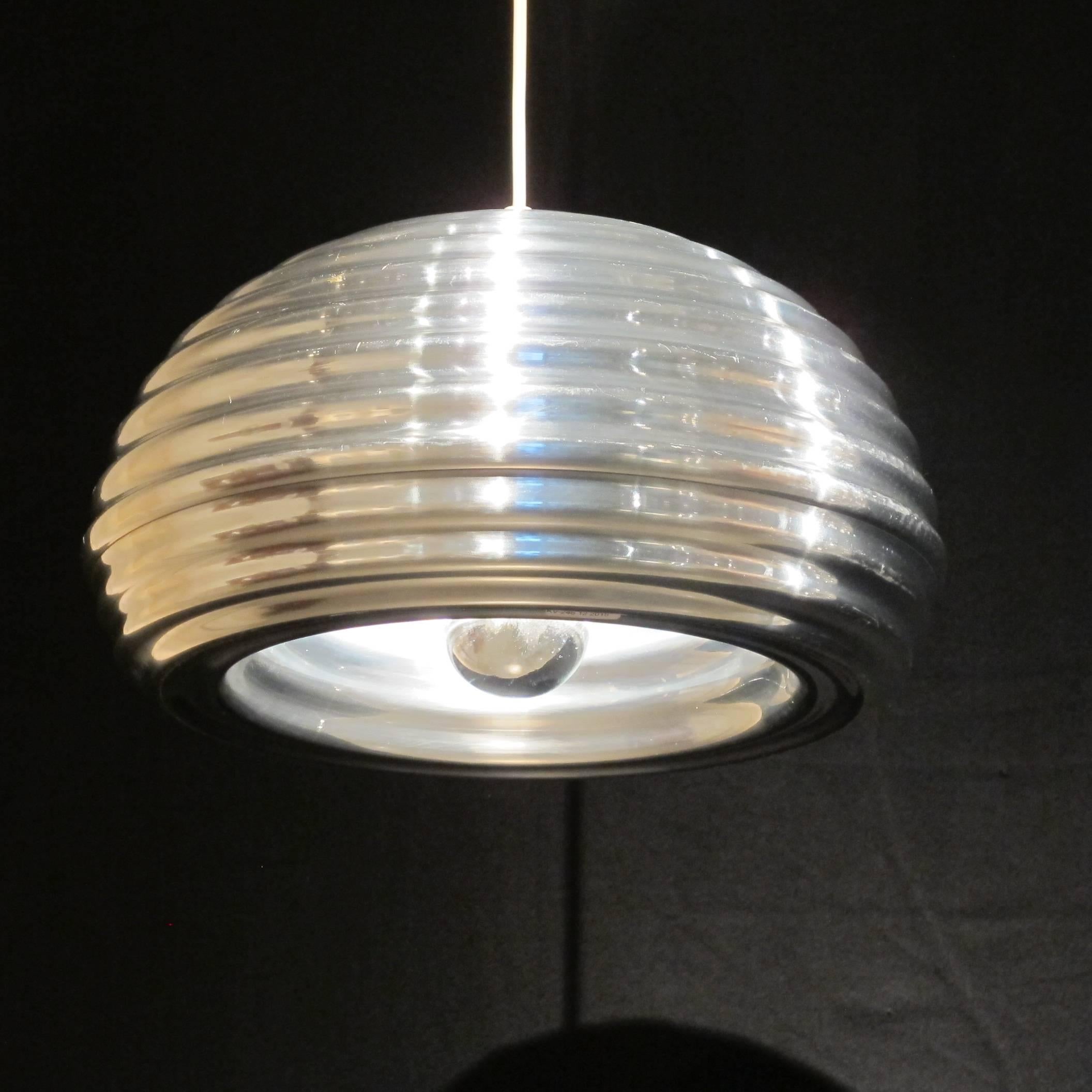 Elegant pendant lamp, designed by Achille and Pier Giacomo Castiglioni for Italian company Flos. This design is from the early 1960s, executed mid-1980s. This design is called Splugen Brau.

In very good vintage condition.

Max. height: 220 cm.