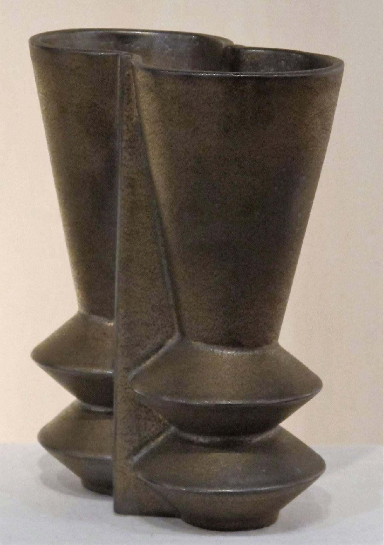 Beautiful geometric shaped bronze glaze vase by Dutch ceramist Jan van der Vaart. This piece of Dutch avant-garde pottery was made in 1997 in his own studio.
The vase is marked at the bottom: '97 VD VAART'.

Jan van der Vaart (1931 - 2000) was an