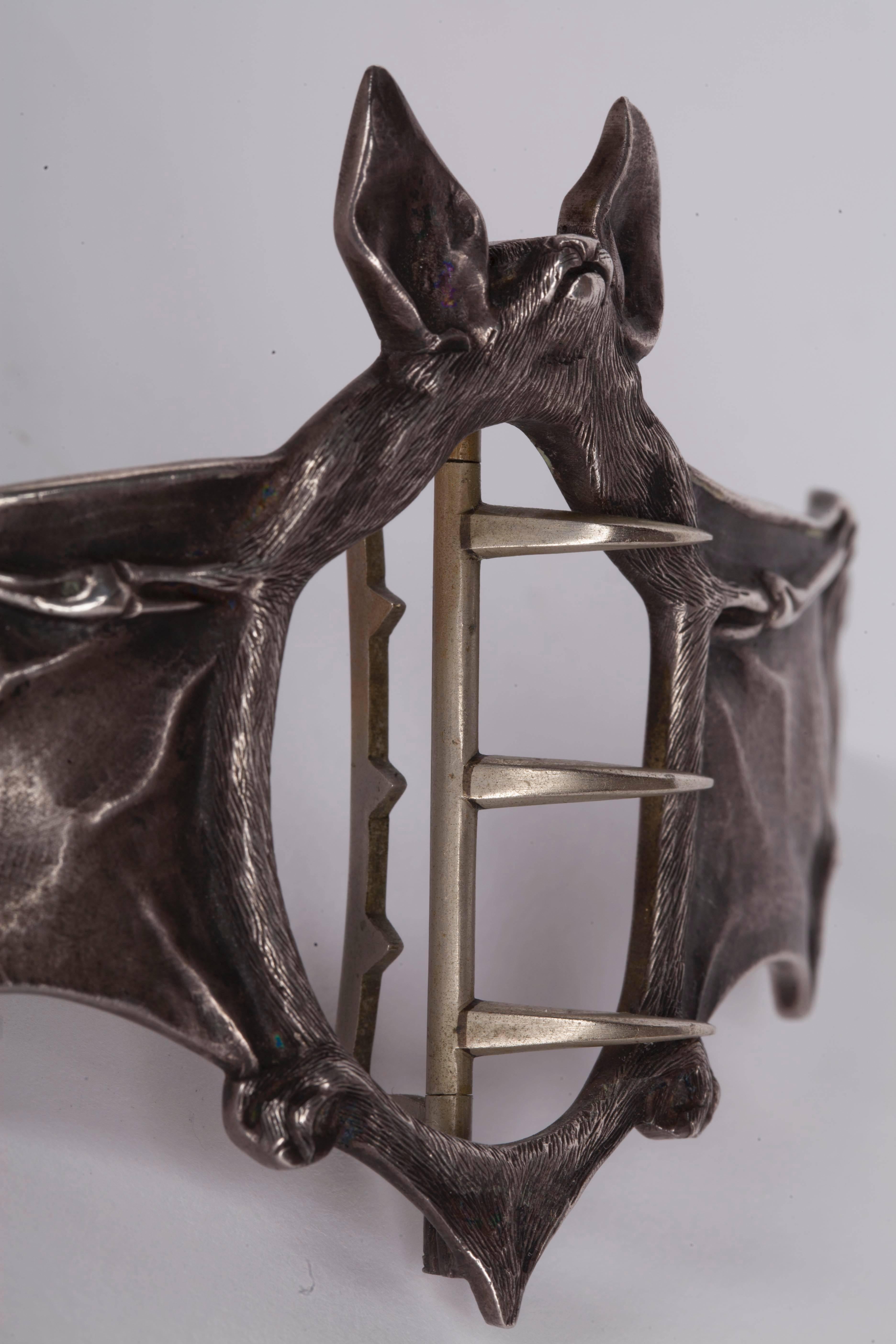 bat buckle belt