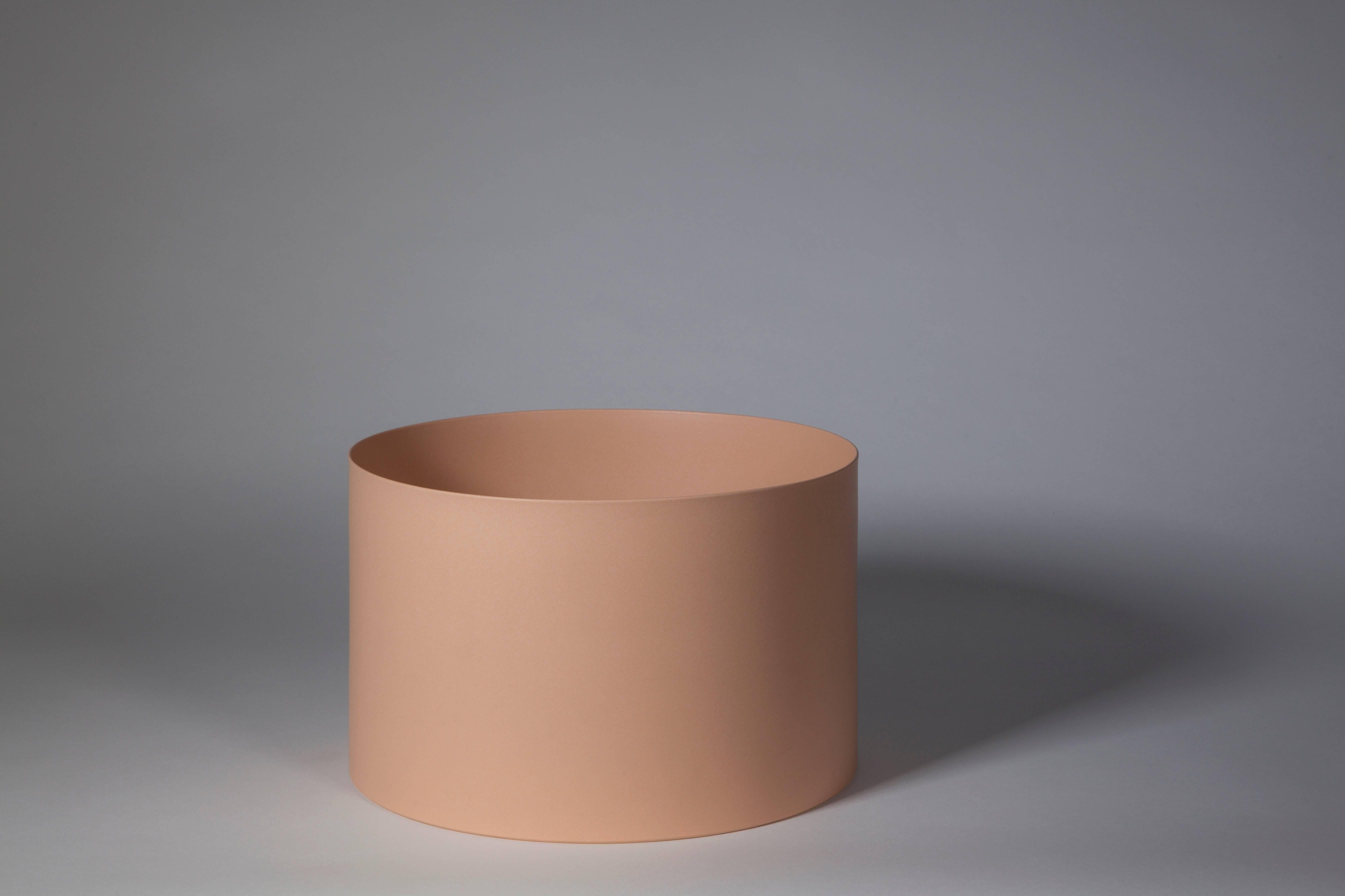 Unique bowl, glazed stoneware, created by Geert Lap. This salmon pink bowl has straight edges and is signed 'Geert Lap 1986' at the bottom.

Geert Lap (1951-2017) was a Dutch ceramist, known for his minimalist approach to ceramics. The work of Lap