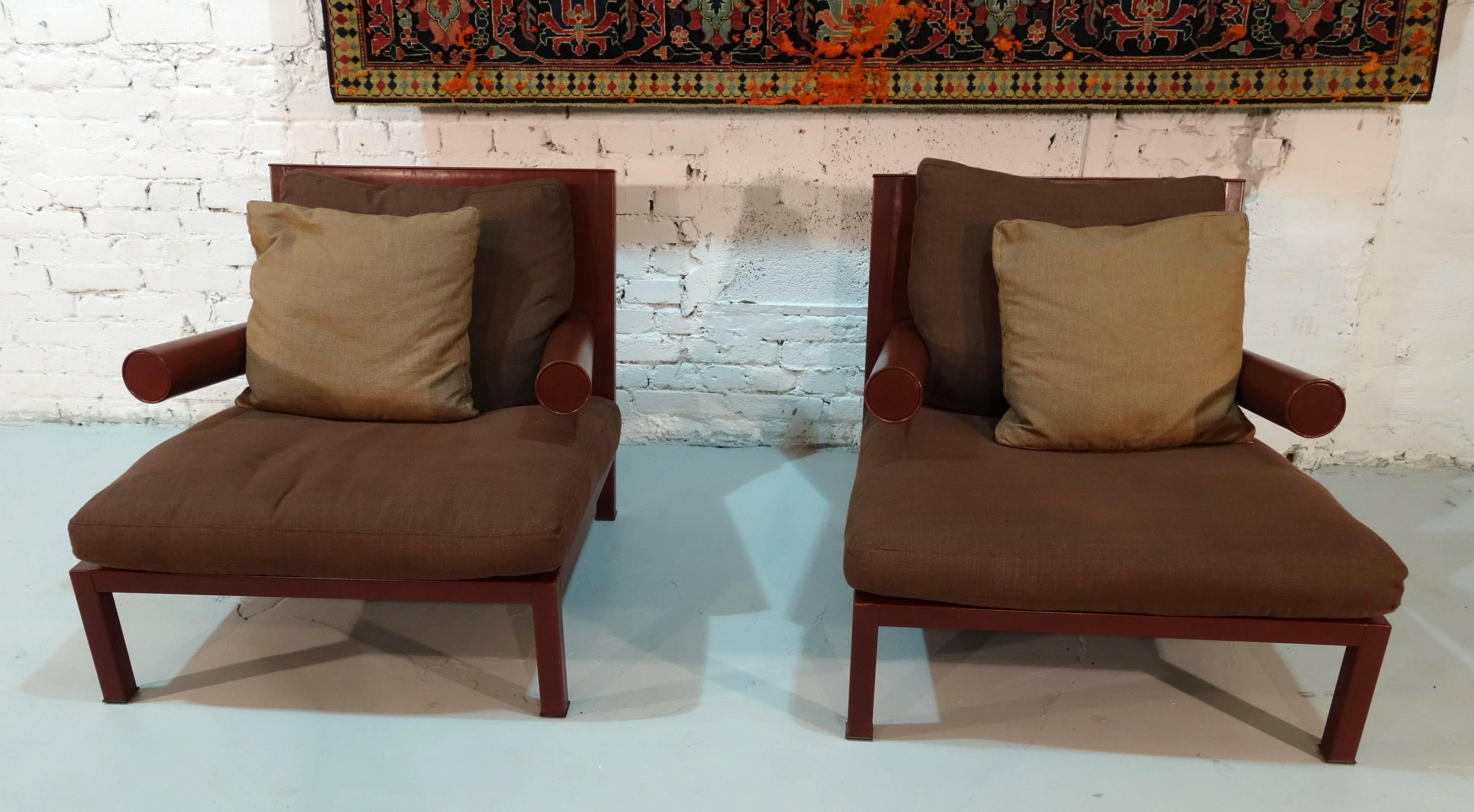 Large pair of armchairs 'Baisity' by Antonio Citterio for B&B with cushions in fabric.
Frame covered in brown leather.