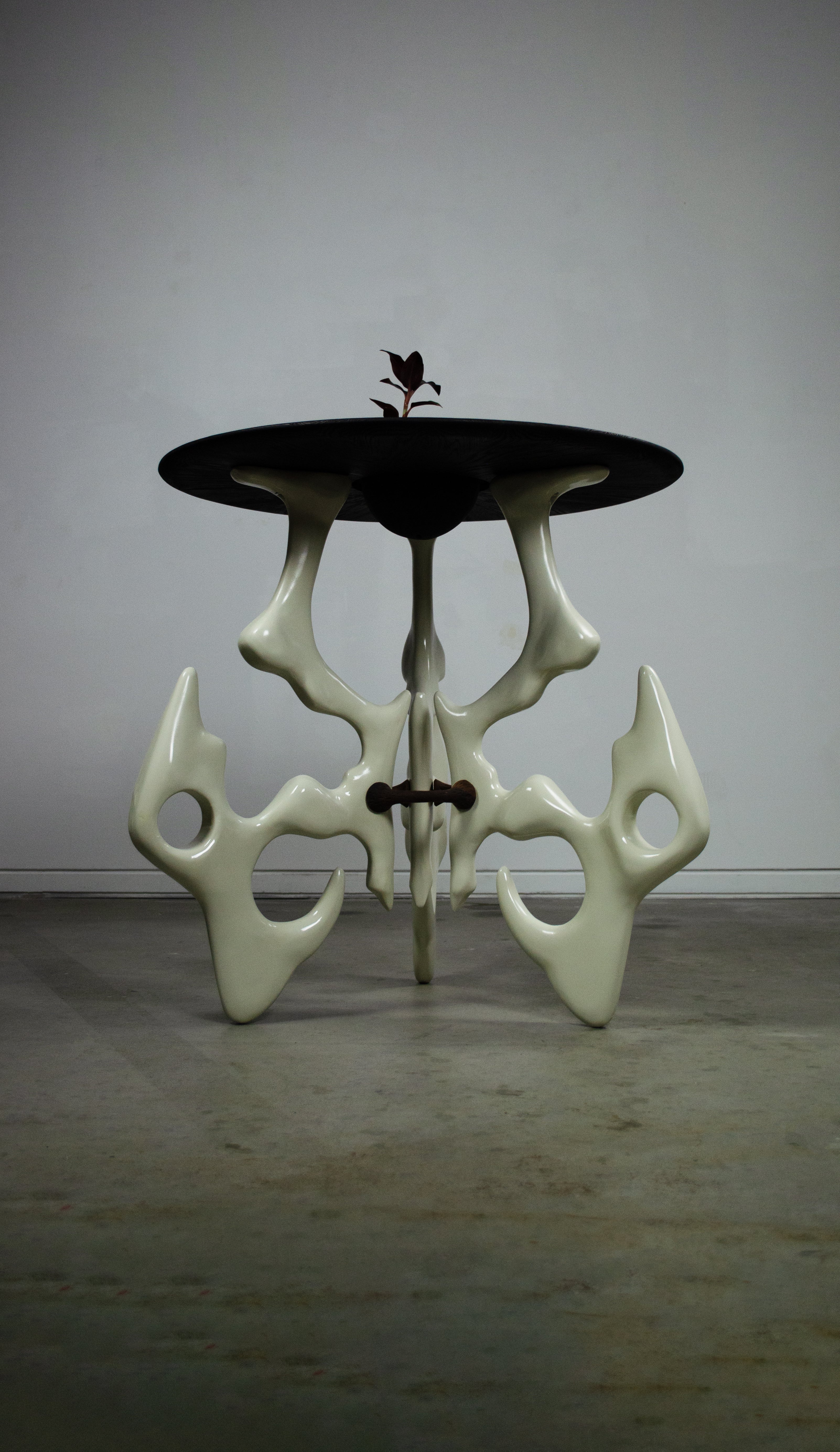 Nucleus- Table jardinière Mobilier sculptural en forme d'os en vente