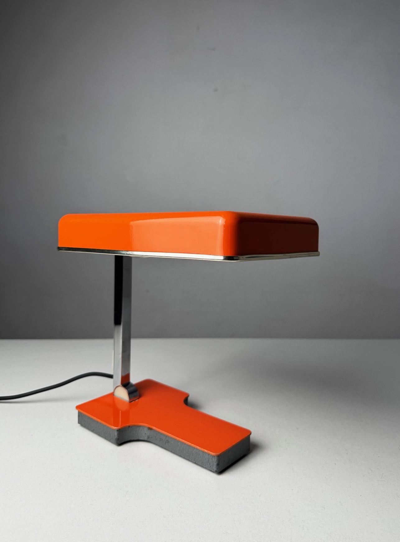 La lampada da tavolo FASE Mini è un pezzo distintivo del rinomato produttore di illuminazione spagnolo Fase, noto per i suoi design innovativi e di alta qualità. Questa lampada incarna l'eleganza e la funzionalità del design moderno di metà secolo e