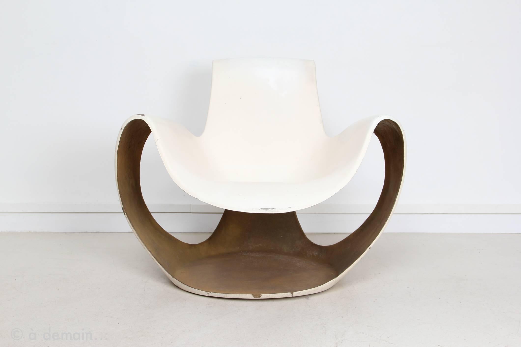 The French designer Danielle Quarante was born in 1938. Her work with plastic and fiberglass was at the avant-garde creating moulded furniture mass produced. 

Made of polyester and fiberglass, the Albatros chair is so light with its entire hole
