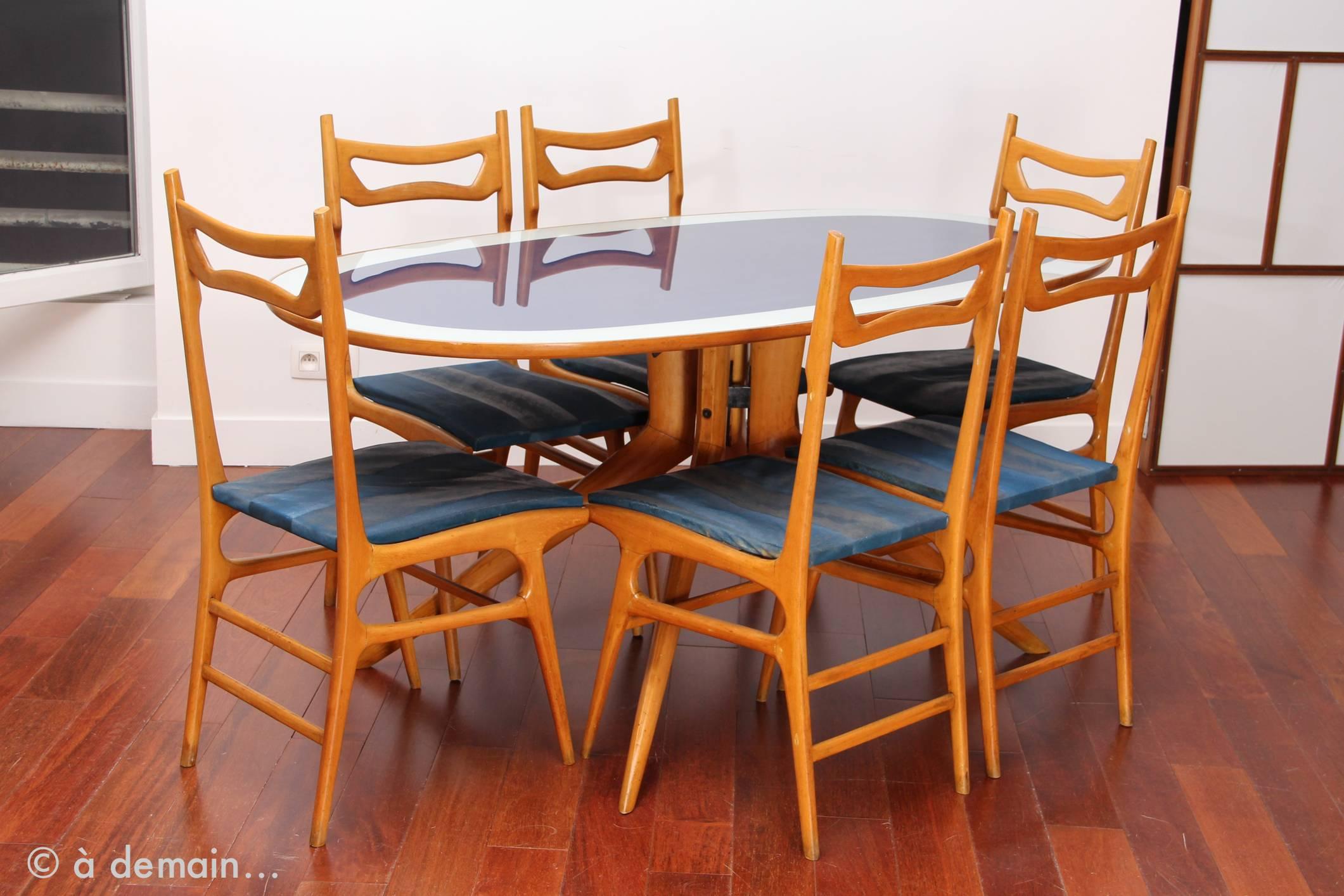 Rare and pretty modernist Italian dining room set in the style of Ico Parisi from the late 1950s or 1960s.
Oval dining table with a beautiful white and blue tray of glass, pretty detail of the wooden edge and a gorgeous wood base made of compass