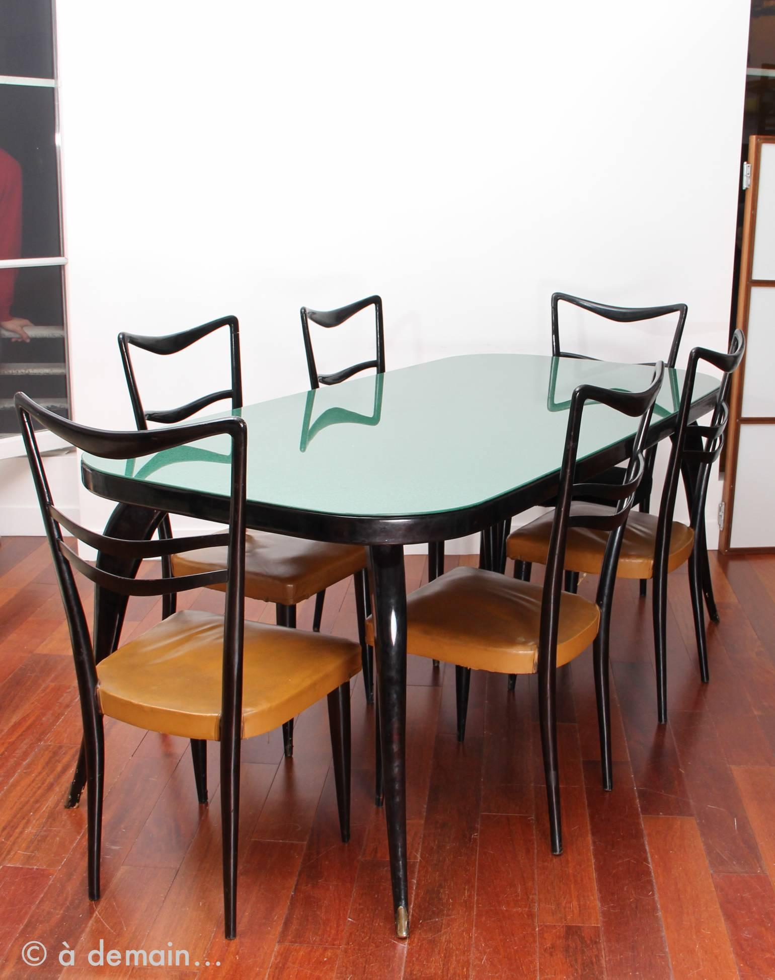Beautiful Italian dining room set in the style of Paolo Buffa from the 1950s.
Large dining table with green glass tray and dark black lacquered wooden base.
Six wooden chairs: Five with brown leatherette seats and one with black fabric