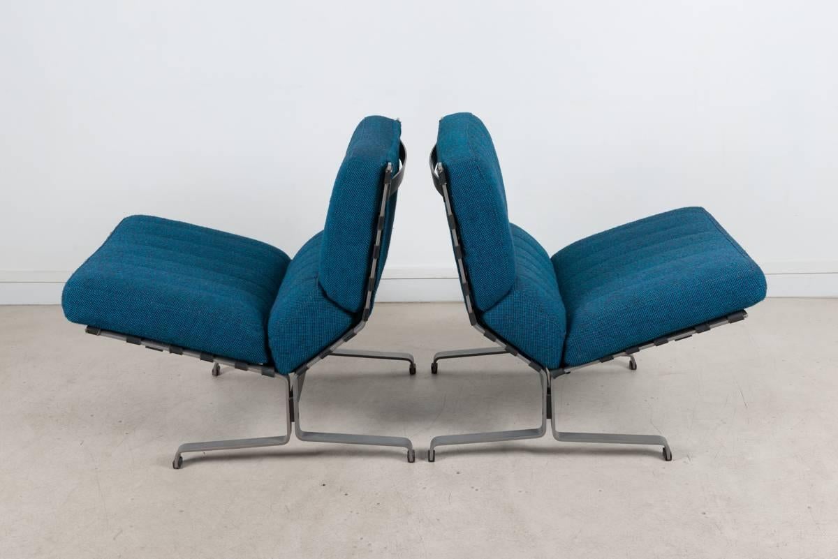 This blue pair of easy chairs designed by Etienne Fermigier and manufactured by Meuble et Fonctionin the 1960s is in good condition. The feet structure is in metal, and the seat is made in foam and fabrics.