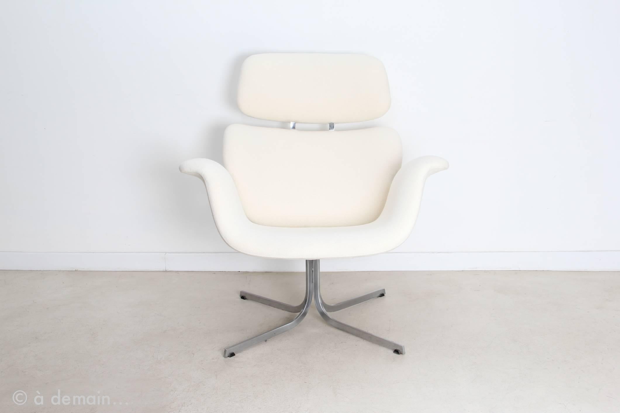 White Big Tulip or F545 designed by Pierre Paulin and edited by Artifort.
Major piece of design, it is the second version of the Big Tulip with a large headrest. Rare with its 4 branches chromed base. 

Designed in the Netherlands in 1965, the