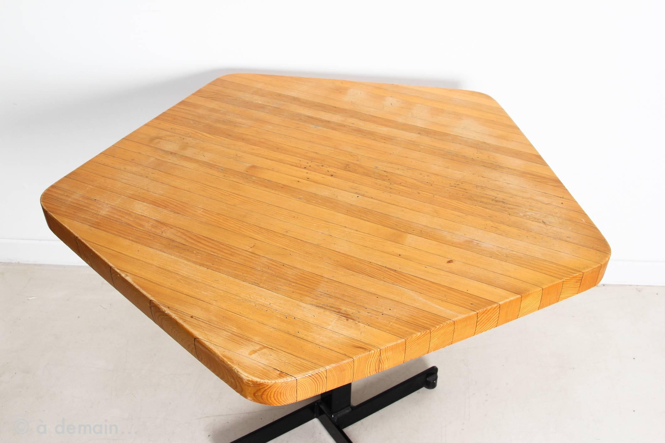 Charlotte Perriand Pentagonal Dining Table from the 1960s In Good Condition In Paris, FR