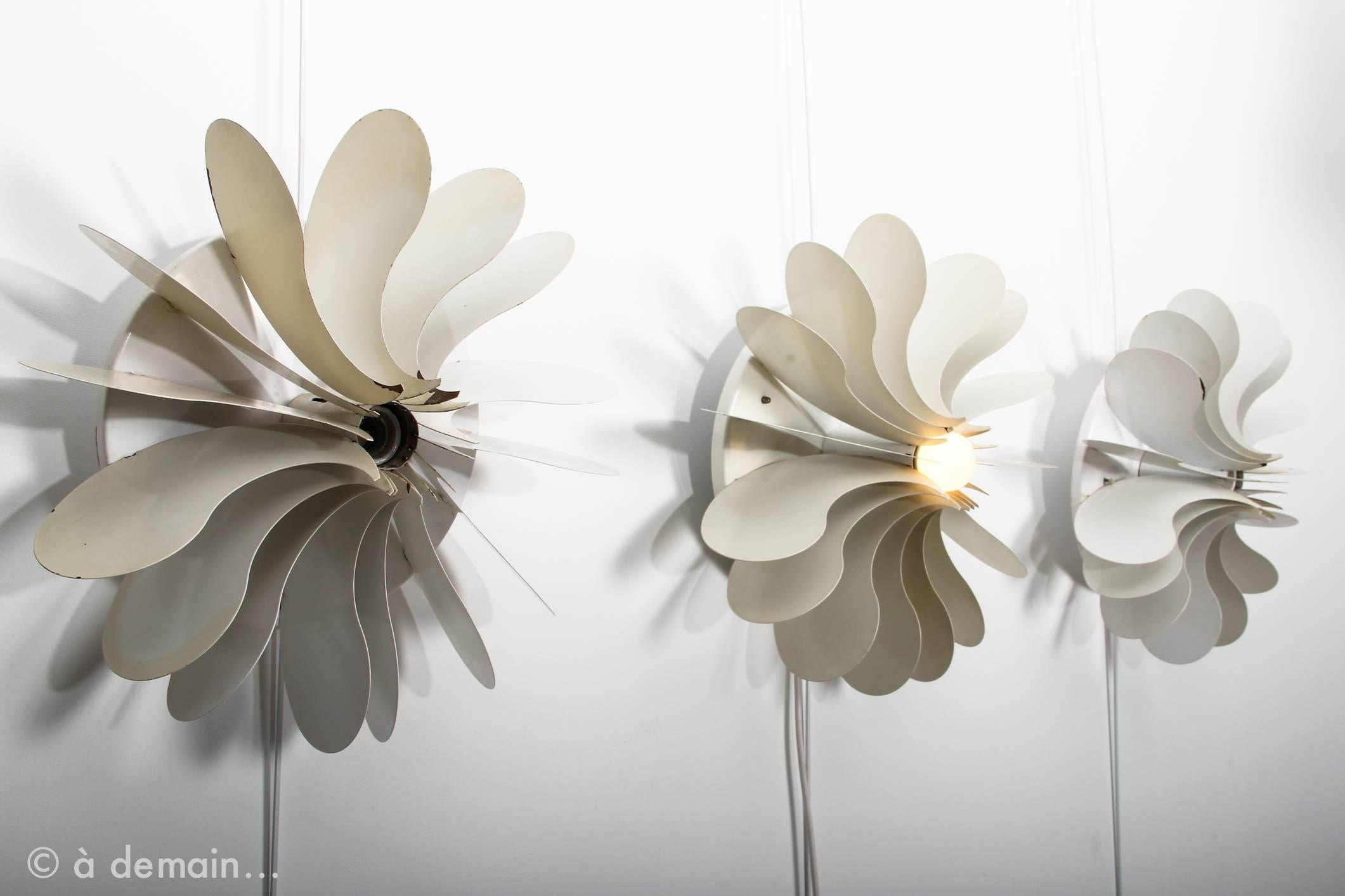 Bolide B1095 Ceiling or Wall Lamp by Hermian Sneyders de Vogel produced by Raak Amsterdam, 1971.
Pretty model which makes a very beautiful light that comes by between each of the wings. Attractive light and shadow effects. 

Made of white