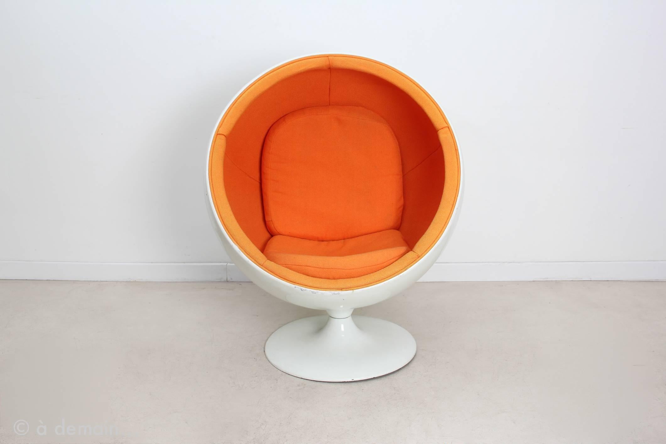 Rare kids version of the ball chair designed by Eero Aarnio. 

The Finnish designer Eero Aarnio was born in 1932 in Helsinki. He is one of the greatest of Finnish design from the sixties, very famous thanks to his Ball Chair designed between 1963