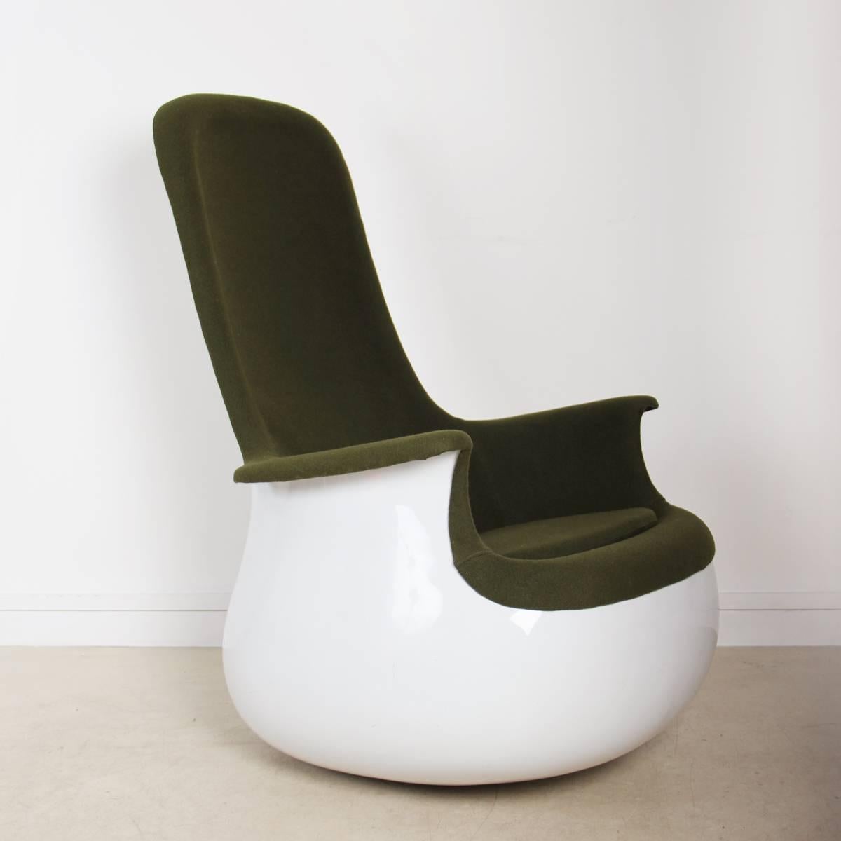 This amazing chair designed by Marc Held, a French designer edited by Knoll is in very good condition. The "Culbuto chair" is a revolving and rocking seat on a convex base made in fiberglass. Produced during a very short period during the