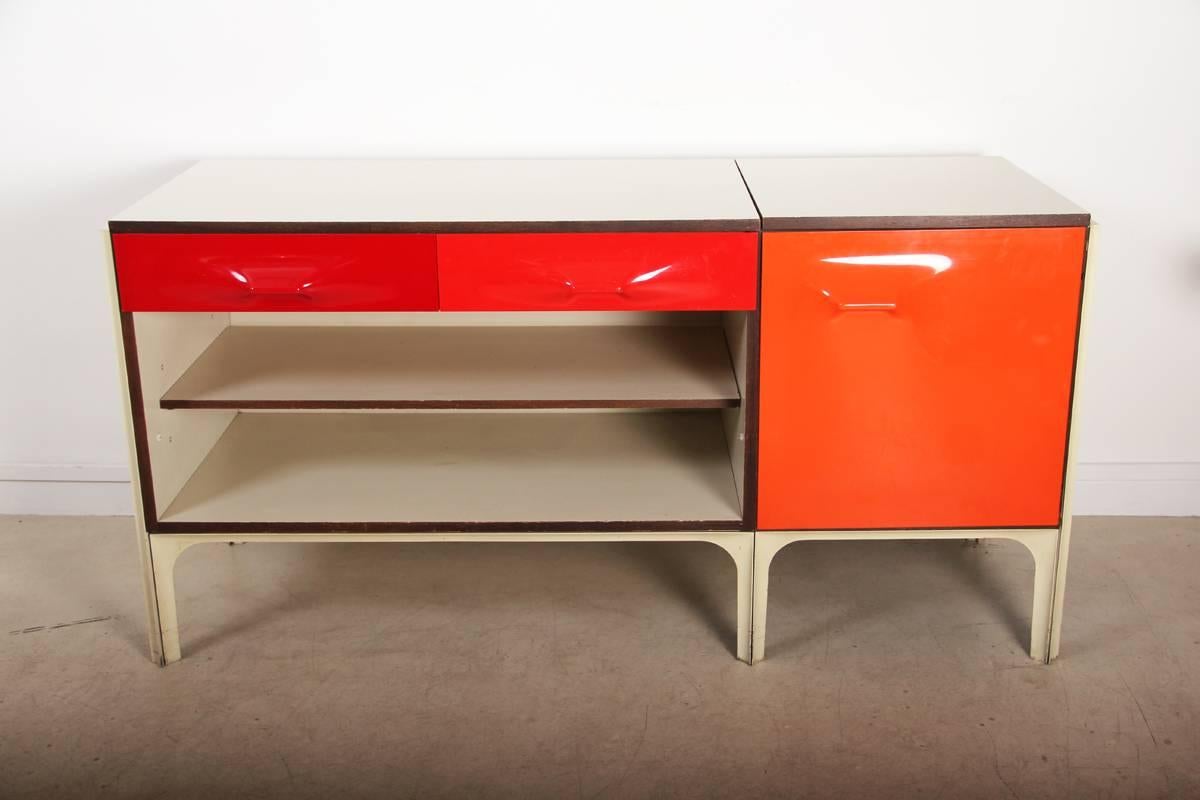 This writing desk with cabinet designed by Raymond Loewy has a nice red color. Structure in melamine covered with red ABS plastic. This model DF2000 was manufactured in France in the 1960s. The upper shelf slides forwards to allow more space and