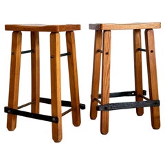 Par de taburetes de bar de fresno macizo hechos a mano en taller, con reposapiés de hierro forjado y firmados