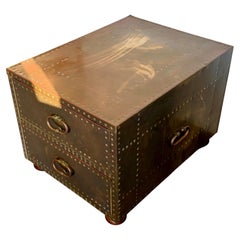 Comodino o tavolino vintage Sarreid con due cassetti, rivestito in ottone