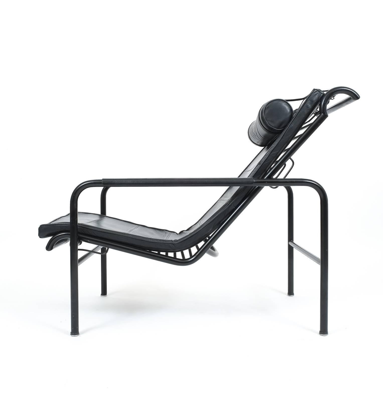 Rare all black Genni chaise designed in 1935 by Gabriele Mucchi for Zanotta, produced circa 1965.

This early piece has still got the original cushions and headrest, the frame is made from black tubular steel whereas the armrests are covered in