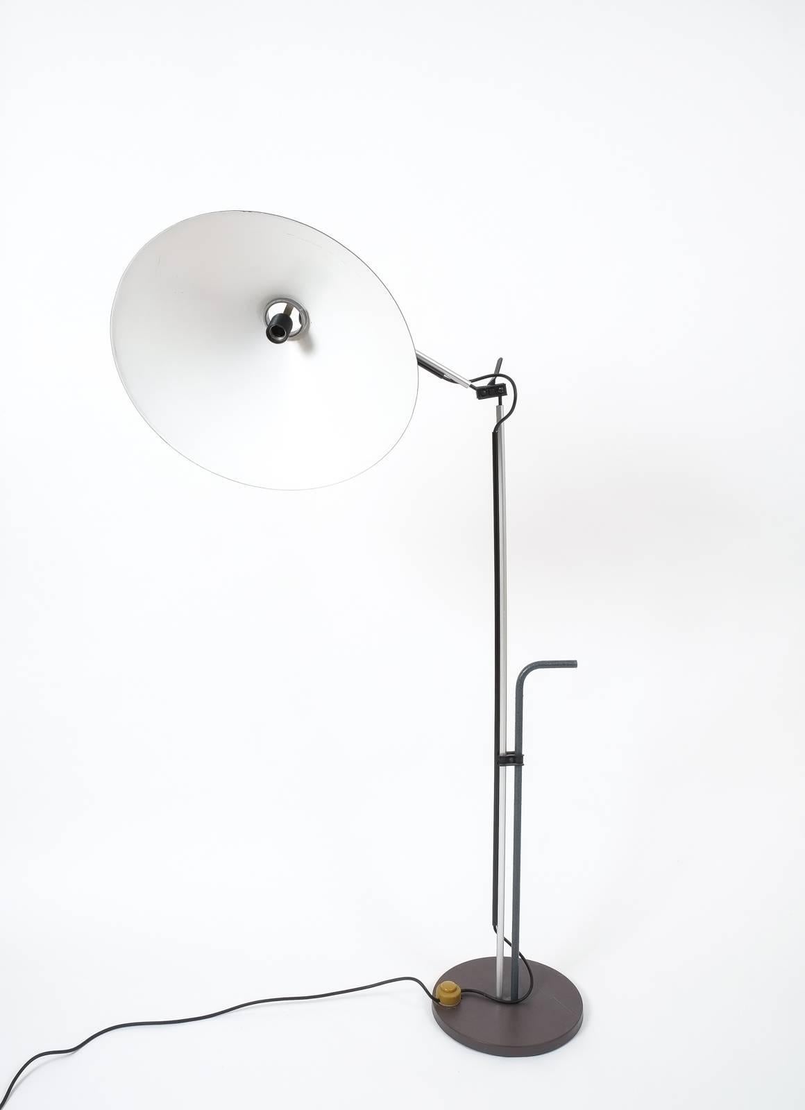 Rare early Aggregato floor lamp designed by Enzo Mari, Italy, circa 1970.
Articulate light with very flexible joints and a very large metal shade (20.86