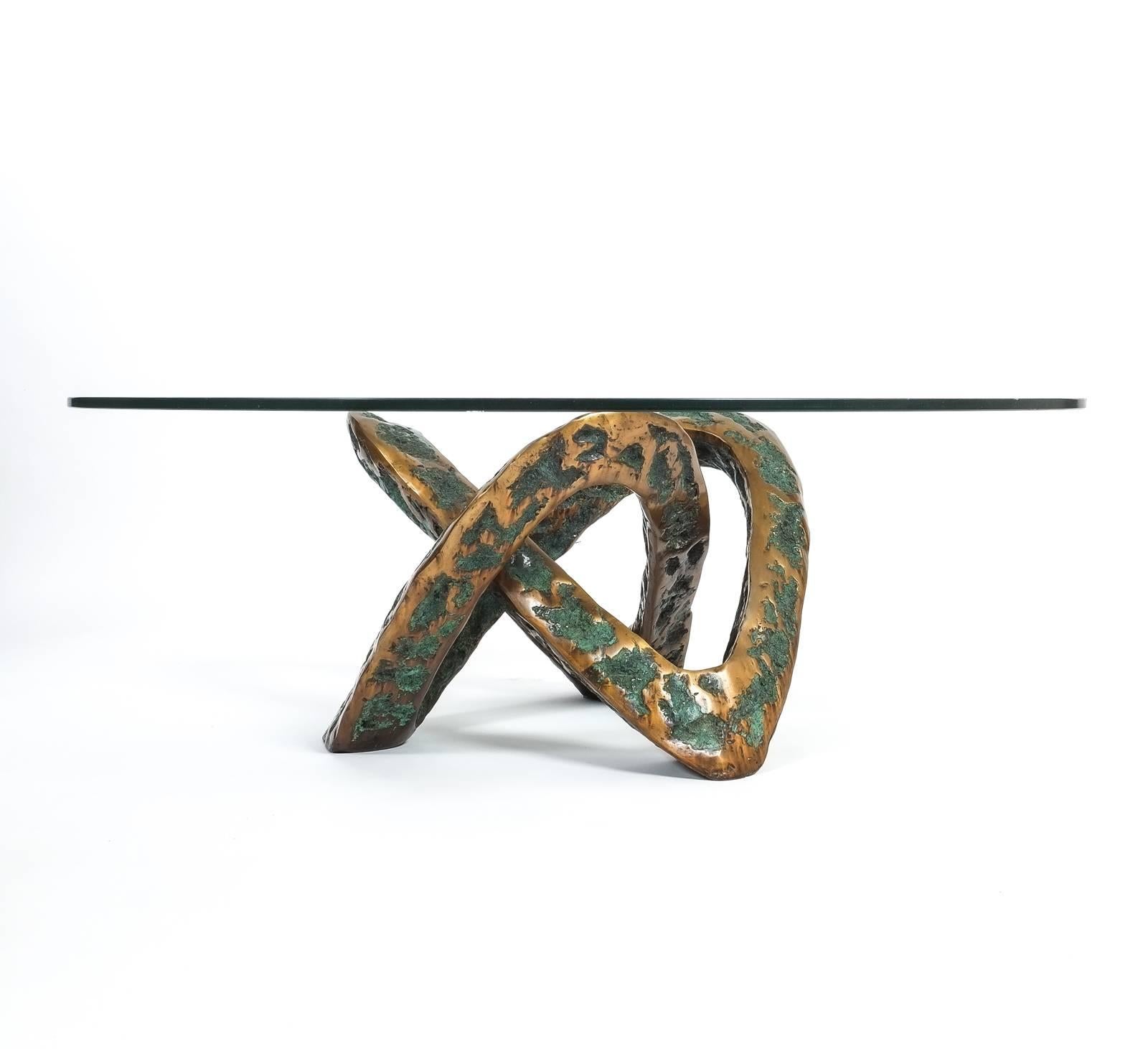 Sculptural Brutalist Mobius Bronze Table, circa 1960

Very rare bronze cast coffee table, circa 1965. Heavy handmade Mobius knot made from bronze, partially patinated partially polished. It's in excellent condition, very much in the style of Paul