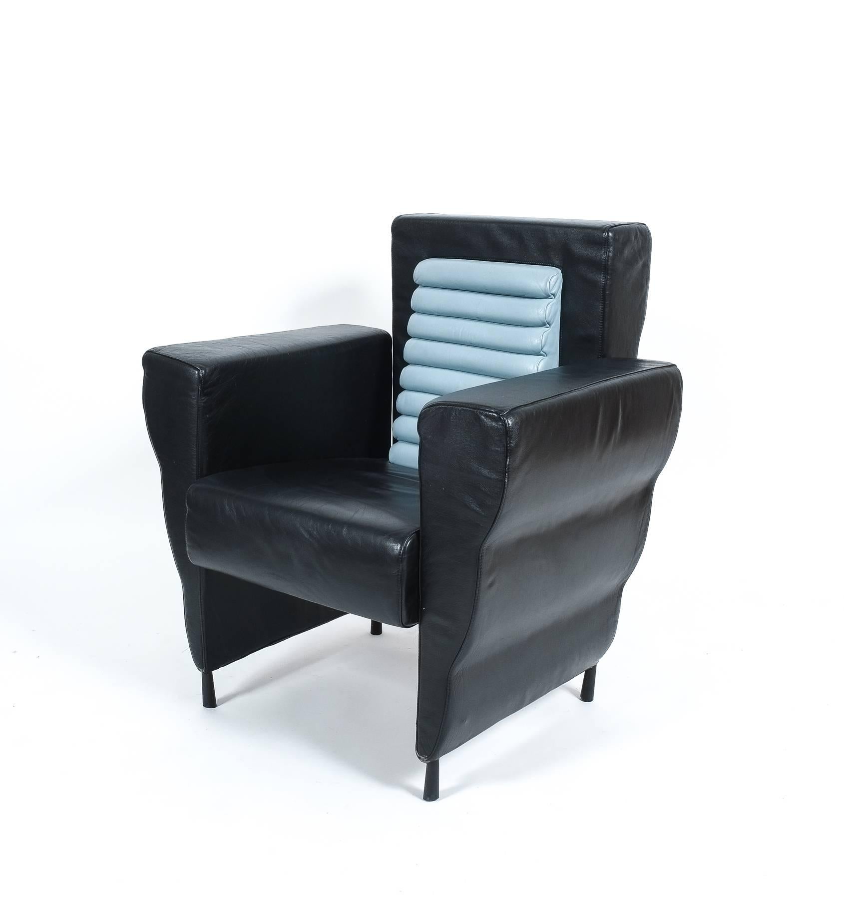 Rare leather armchair from the Flessuosa series by Ugo La Pietra for Busnelli, Italy, 1985. Comfortable smooth leather seater with a blueish grey leather inset from one of the former founding members of famous Italian avant-garde group Archizoom. We