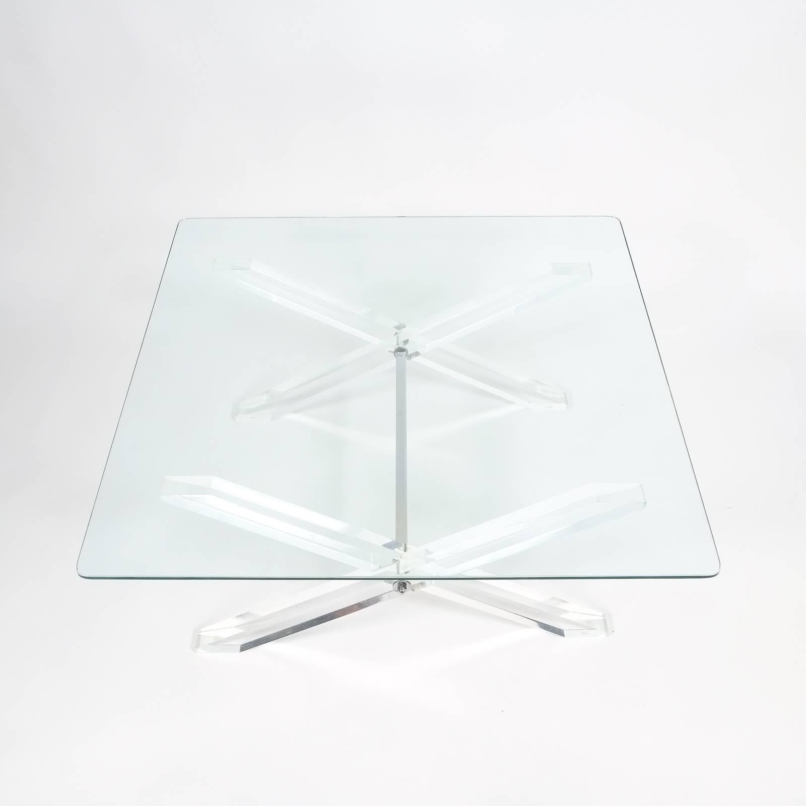 Belle table en Lucite des années 1970 avec un plateau en verre de 35
