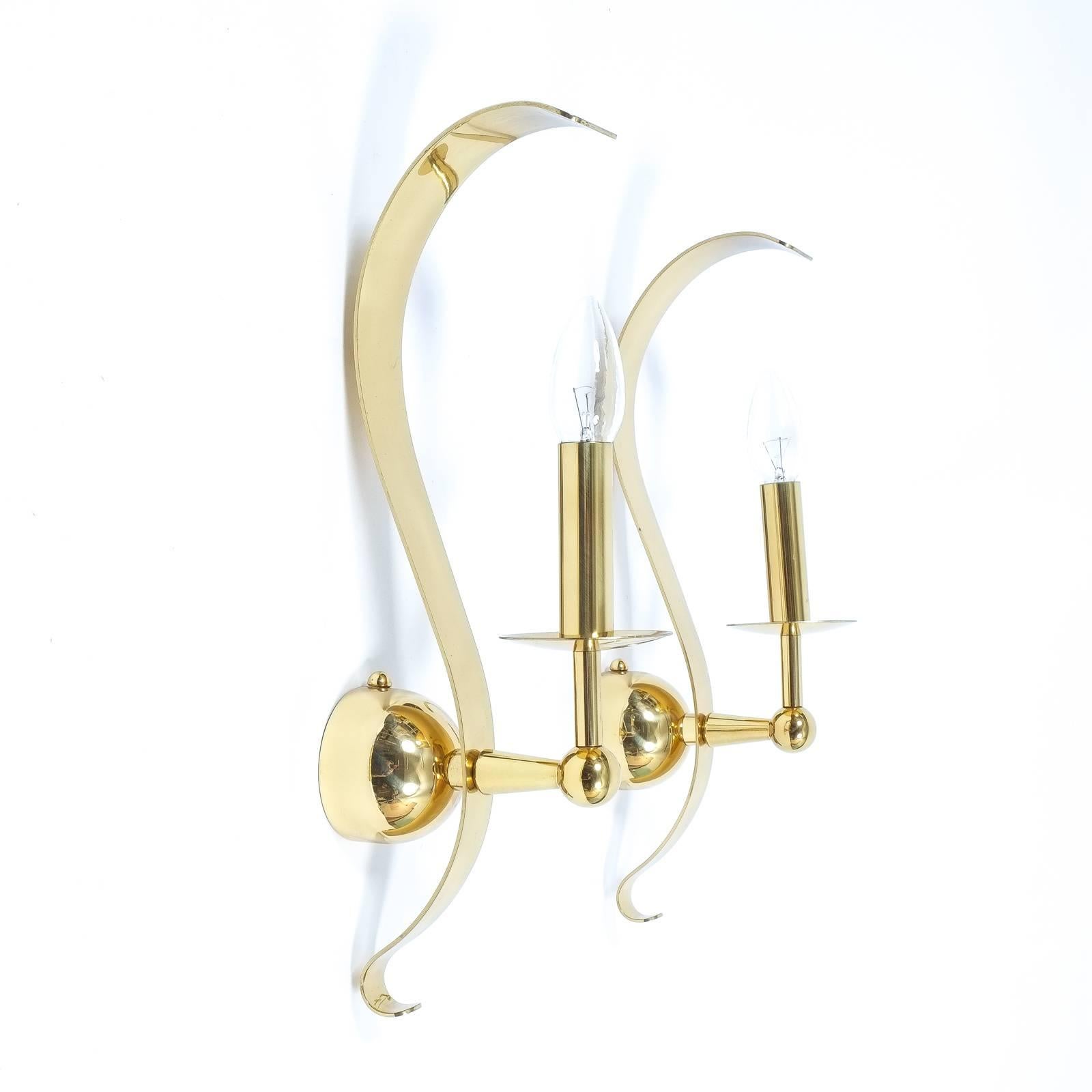 Deux paires d'appliques en laiton, vers 1970, probablement en France. Elégantes appliques en laiton coudé avec une ampoule ouverte par lampe. Très bon état, pratiquement aucune usure. Vendu par lot de 2.
