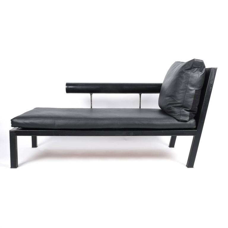 Elegant Antonio Citterio chaise longue Baisity for B&B Italy, 1982 featuring a leather upholstered frame and backrest and two black leather cushion. Stunning polished aluminium details. It's in excellent (as new) condition and very comfortable. We