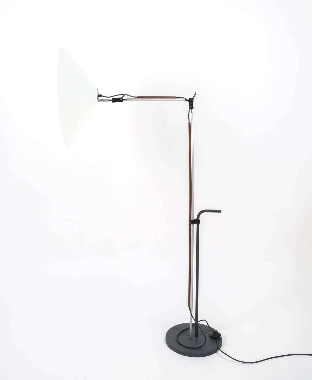 Rare early Aggregato floor lamp designed by Enzo Mari, Italy, circa 1970.
Articulate light with very flexible joints/hinges and a large white acrylic shade with 20 inches in diameter. Very good condition.