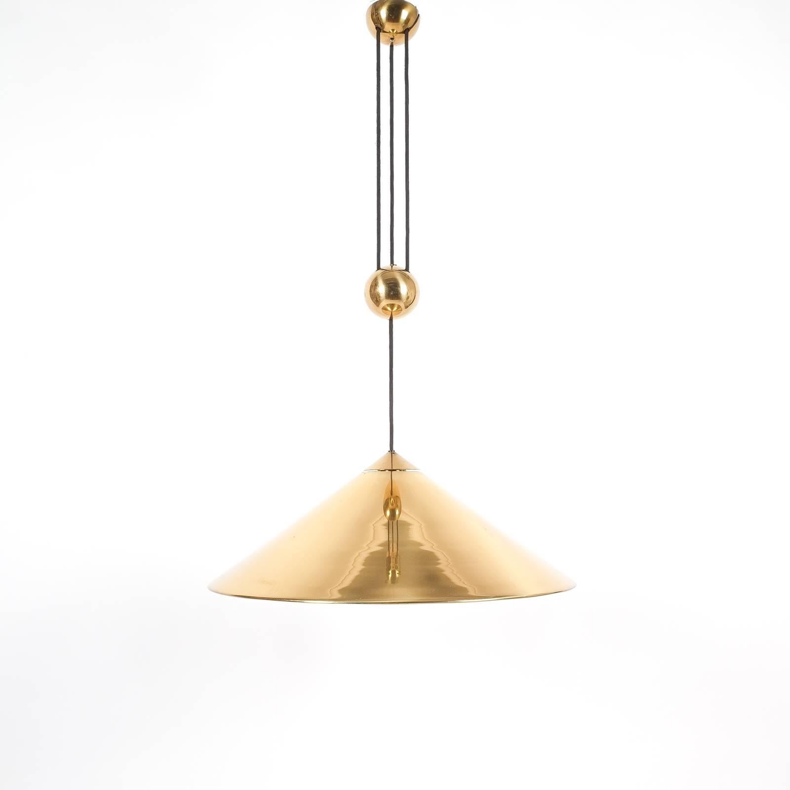 Elegant highly polished brass pendant by Florian Schulz/Germany with a shiny brass 22.5 inch shade and heavy counterweight to easily adjust the light in height. Excellent condition, it holds one bulb with a maximum of 100 Watts. The height varies