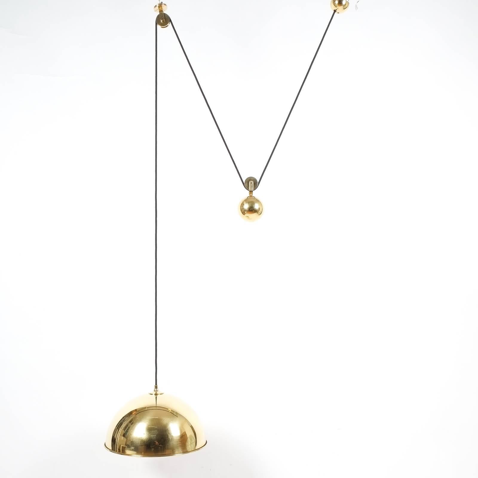 Mid-Century Modern Adjustable Refurbished Brass Counterweight Pendant Lamp by Florian Schulz For Sale