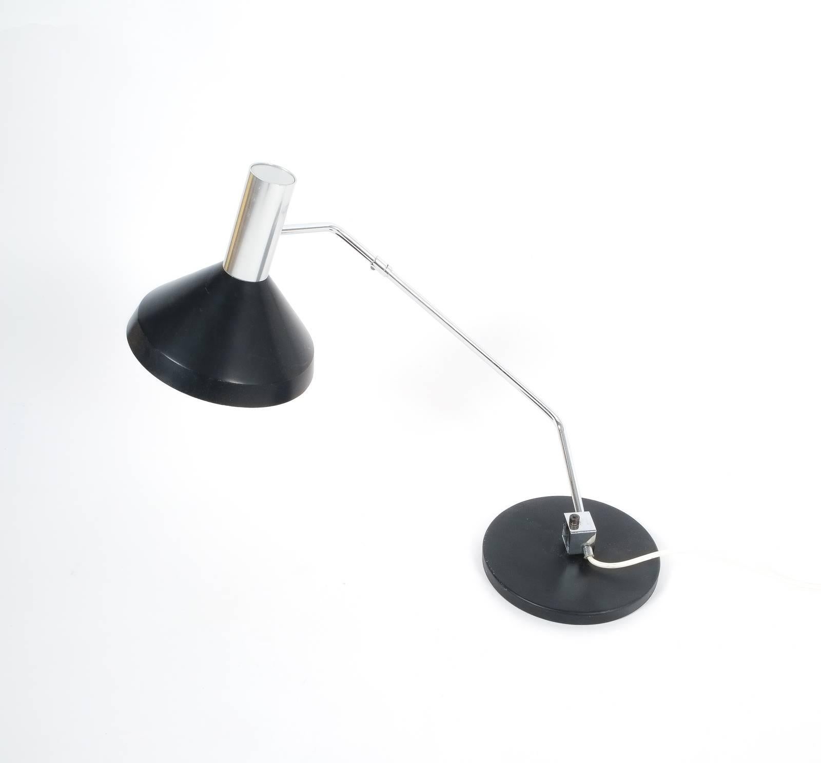 Suisse Rosemarie & Rico Baltensweiler Lampe de table articulée 1960 Métal noir Chrome en vente