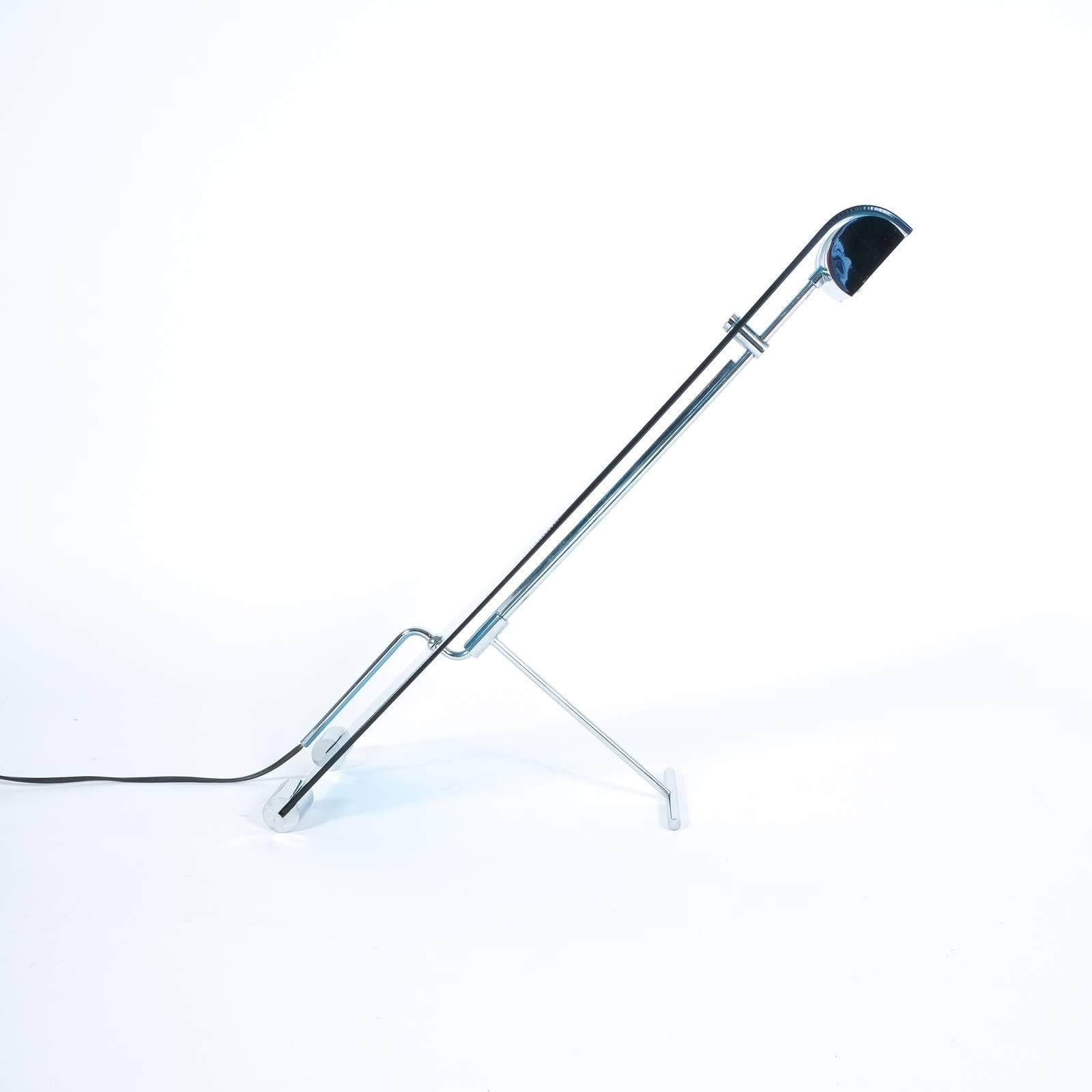 Postmoderne Lampe de bureau en lucite bleue chromée, Italie, 1980 en vente