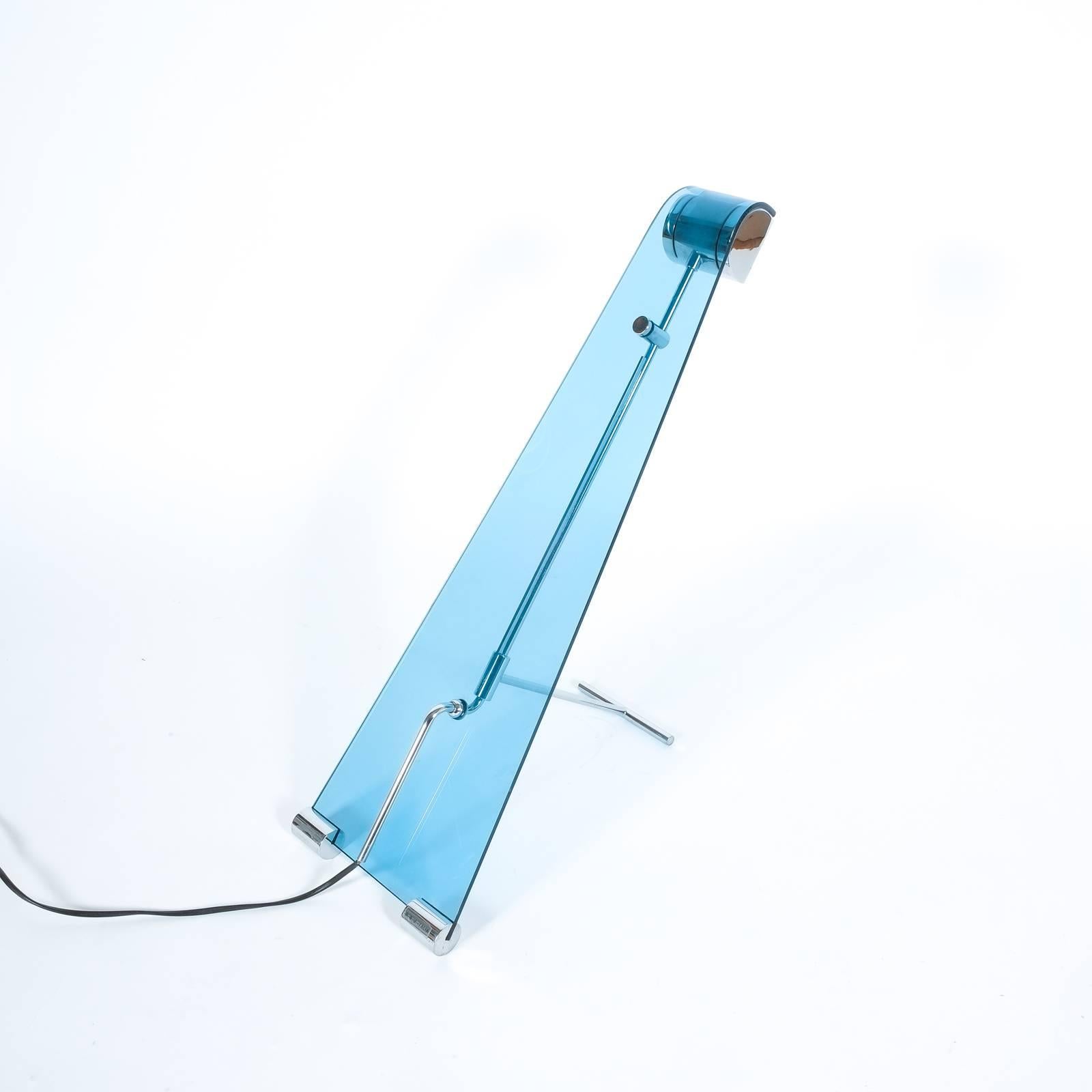 Lampe de bureau en lucite bleue chromée, Italie, 1980 en vente 1