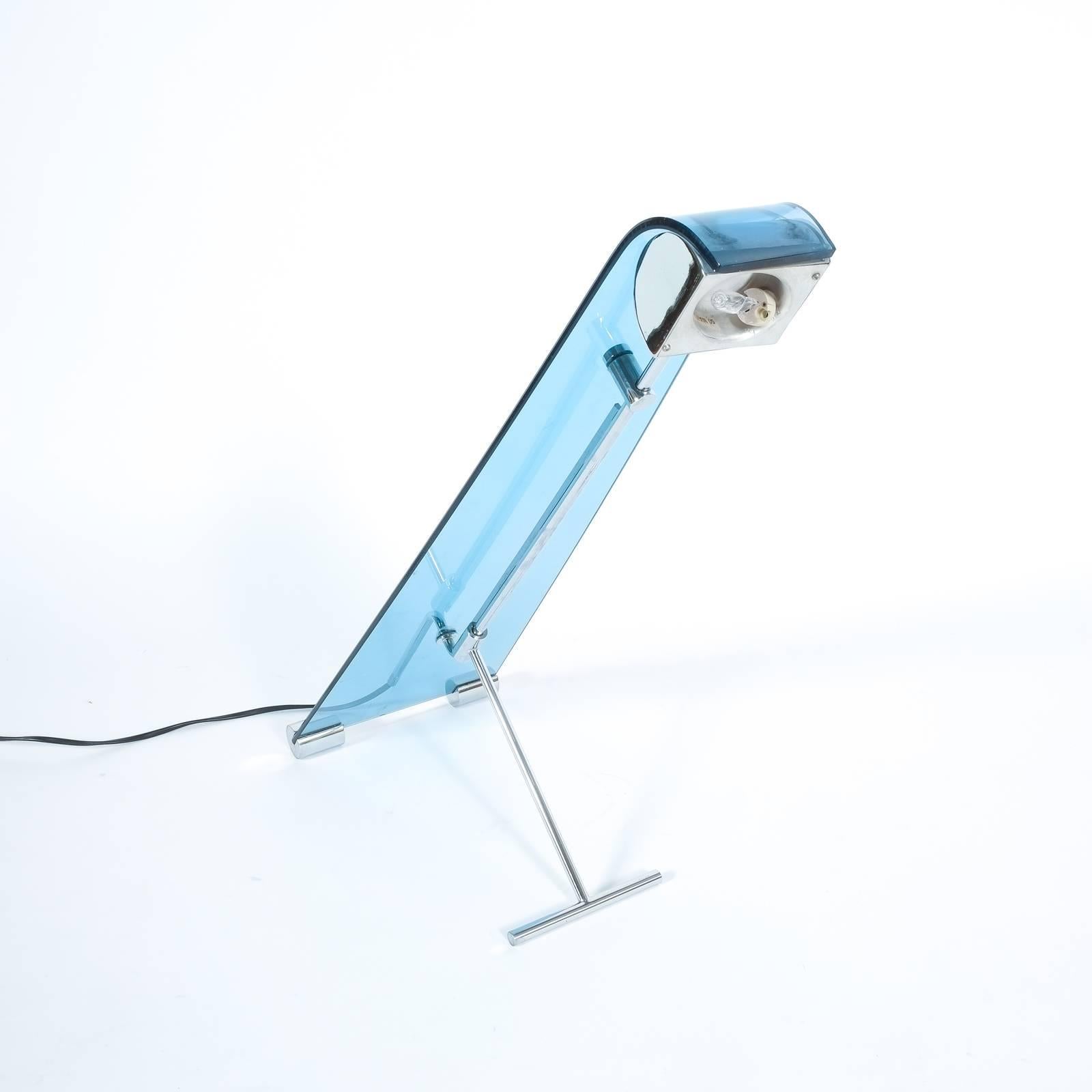 Delicate perspex table lamp, Italy, circa 1980 featuring a bended blue Lucite slab with chromed metal hardware. It's adjustable in height and in very good condition. One halogen bulb with 50W max.