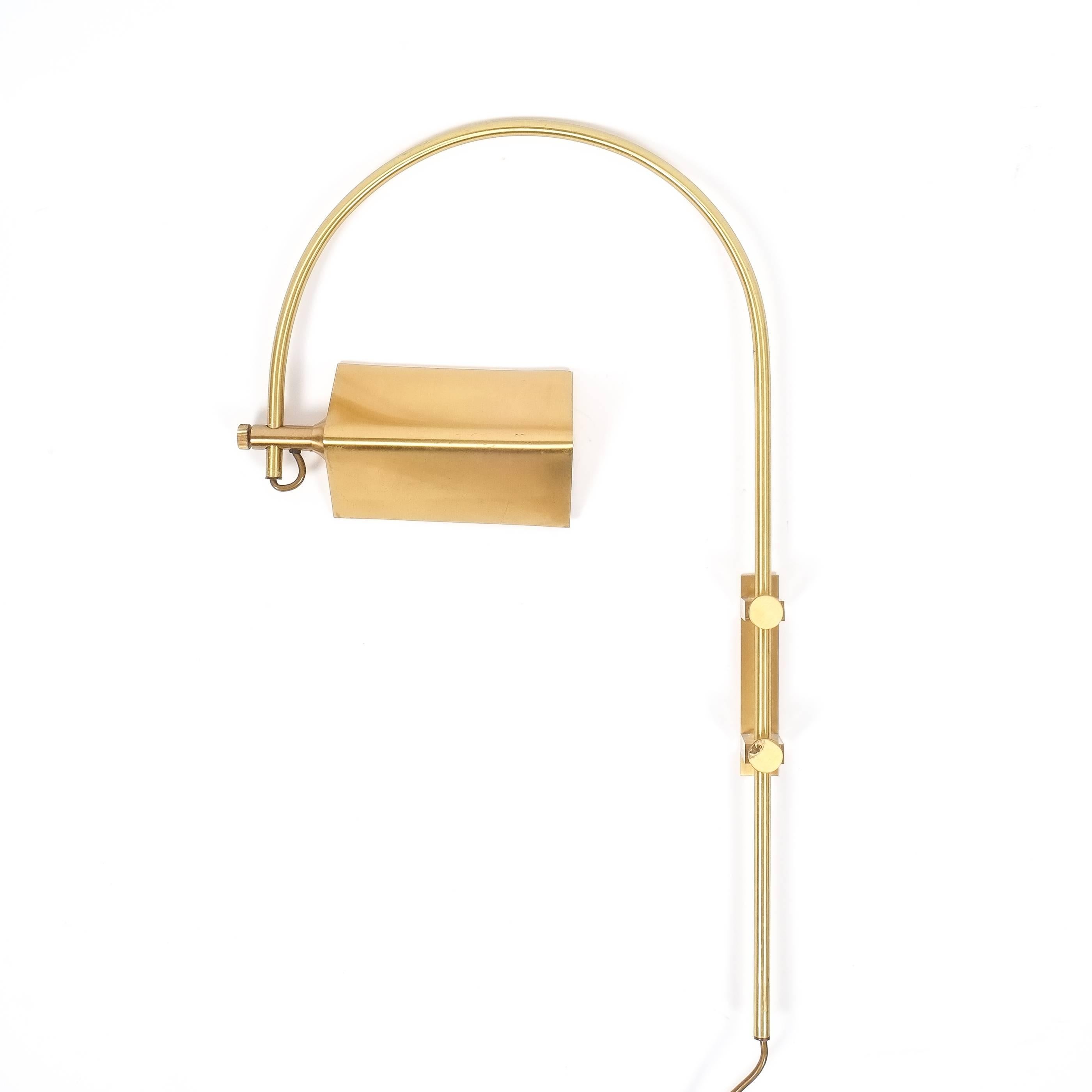 Nice articulate wall light made from brass and Lucite attributed Koch & Lowy, 1960. It can pivot around the Lucite joints and easily adjustable in height. Very good original condition.