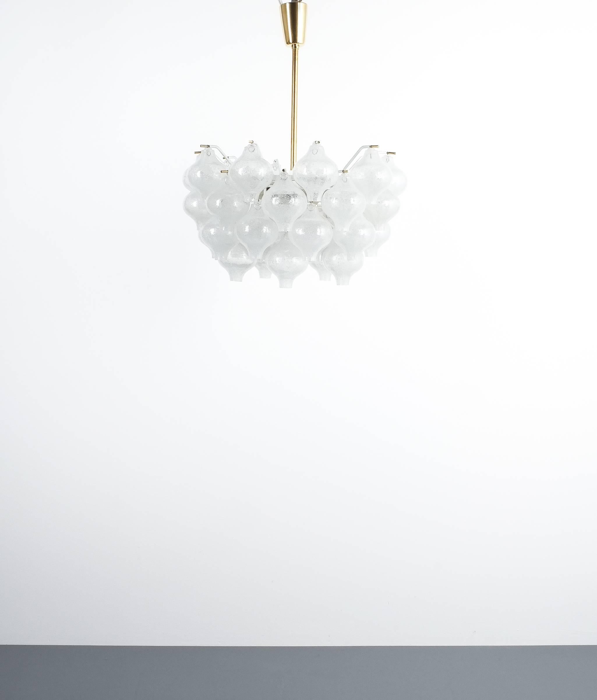 Refurbished J.T. Kalmar Tulipan foam glass chandelier lamp, Austria, 1960. Handblown tulip shaped glass suspending from a refurbished white lacquered brass frame. The brass details/knobs have been polished, the light has been rewired (10 bulbs e14