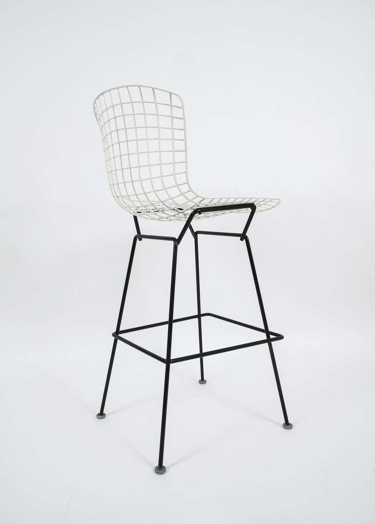 Pair of Vintage Harry Bertoia Bar Stools Black and White (Emailliert)