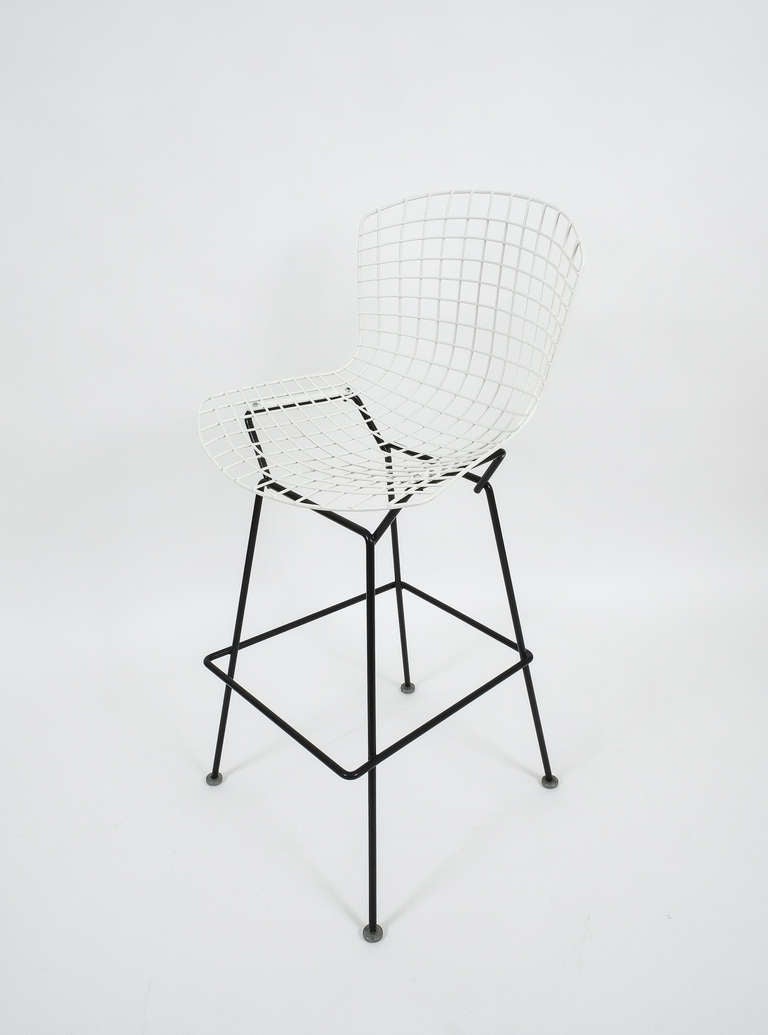 Pair of Vintage Harry Bertoia Bar Stools Black and White im Zustand „Gut“ in Vienna, AT