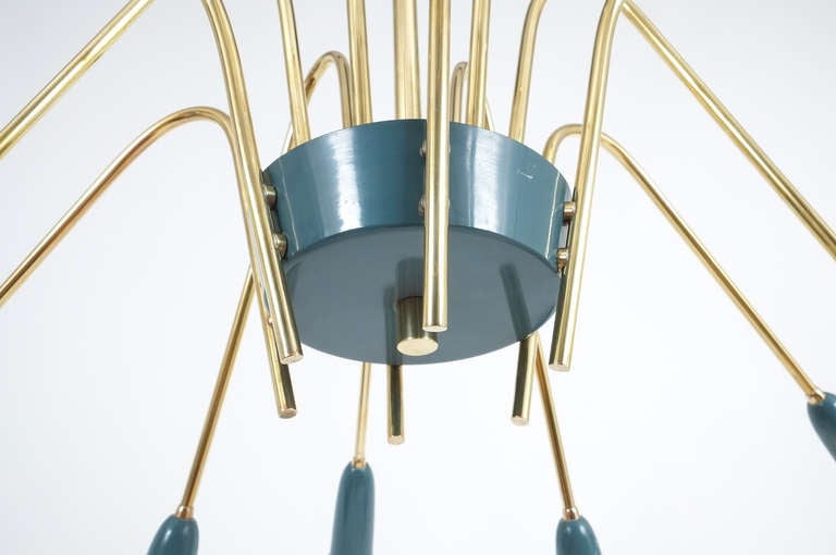 Lampadario italiano a dodici bracci rinnovato nello stile dello Stilnovo, 1950 In condizioni buone in vendita a Vienna, AT