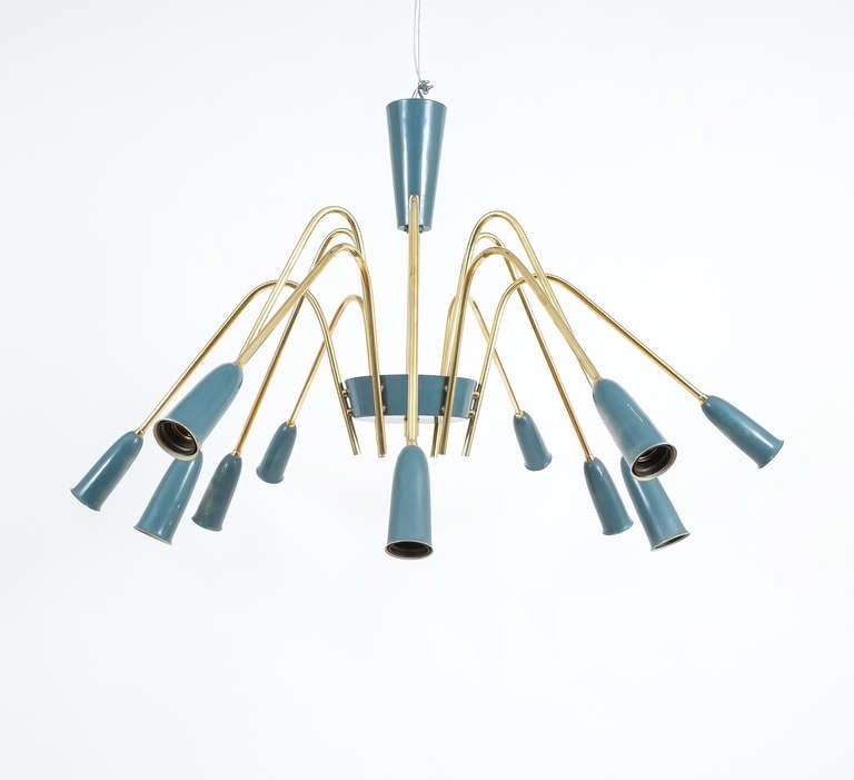 Mid-20th Century Refurbished Italian Twelve-Arm Chandelier in the Style of Stilnovo, 1950 For Sale