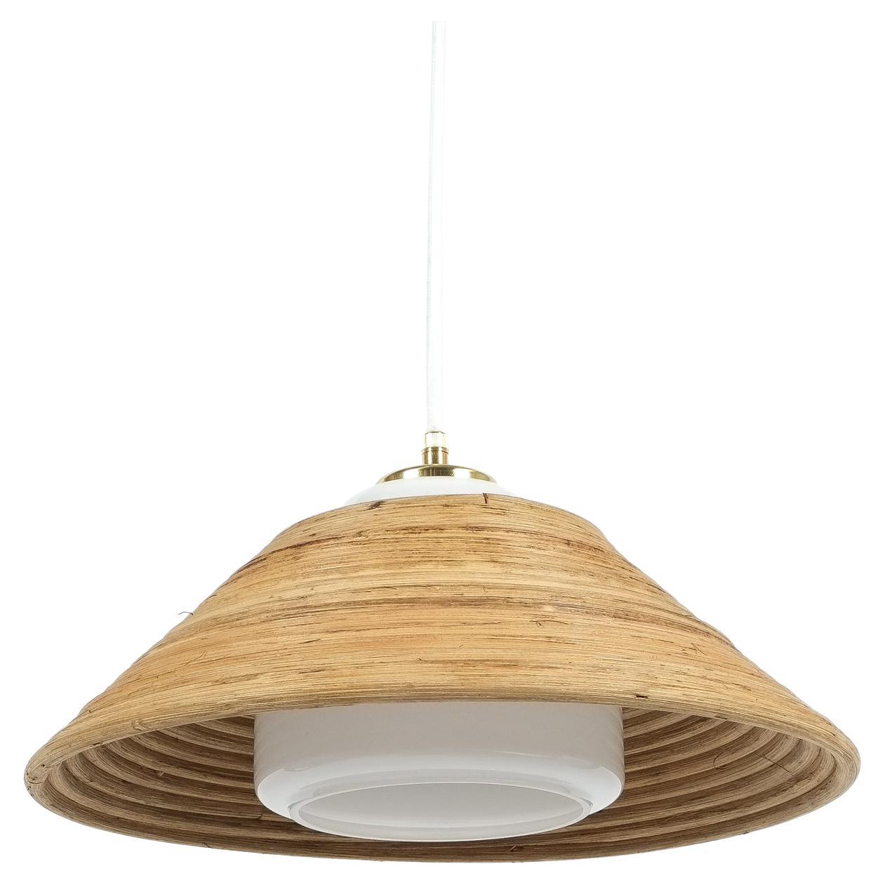Lampada a sospensione in rattan e vetro opalino NOS di Doria, 1960 in vendita