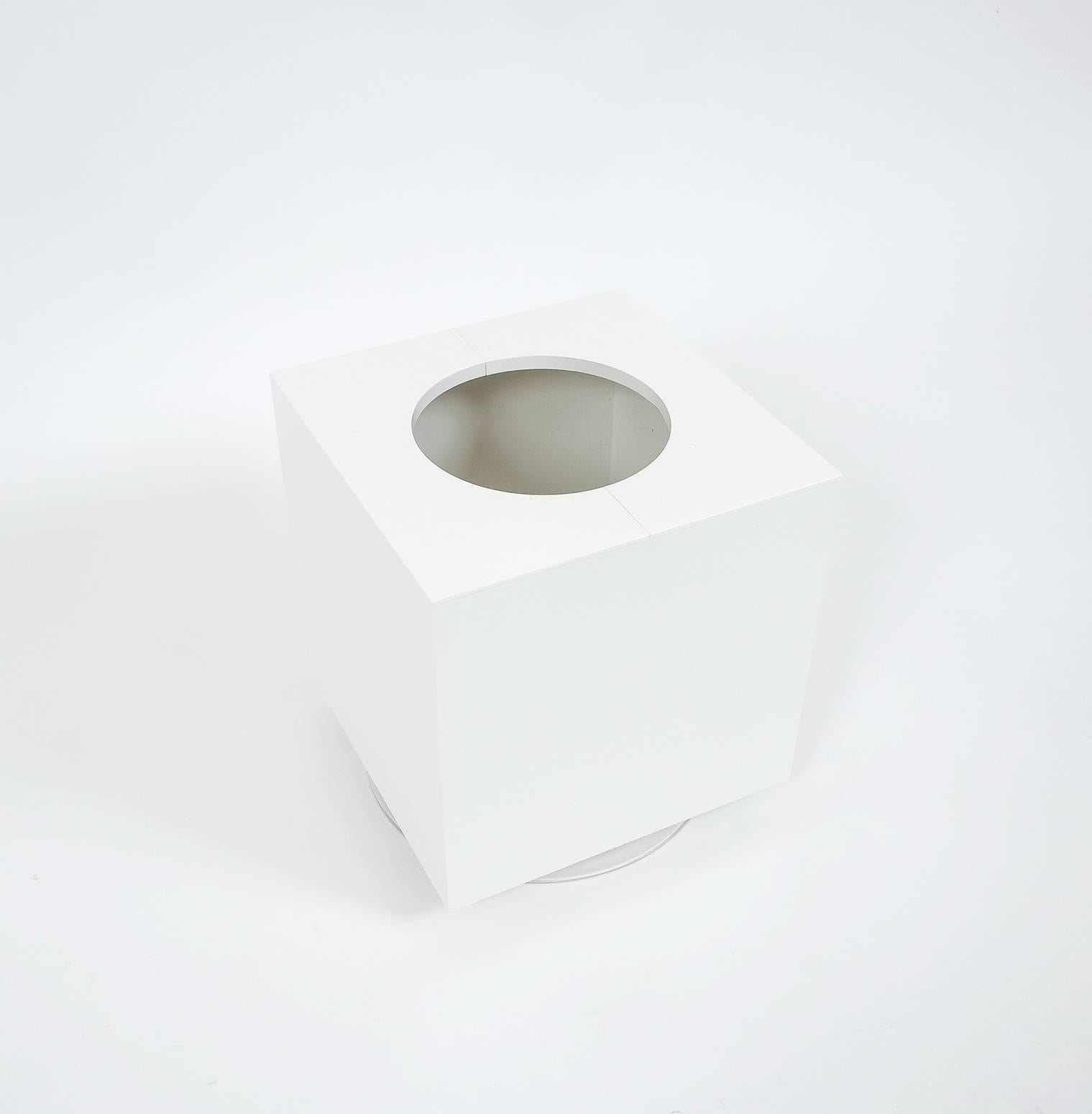 Rare Cini & Nils planter from 1969 /Italy.

Minimalistic white cube planter made from a white plastic cube hovering on a clear Lucite ring in very good condition.