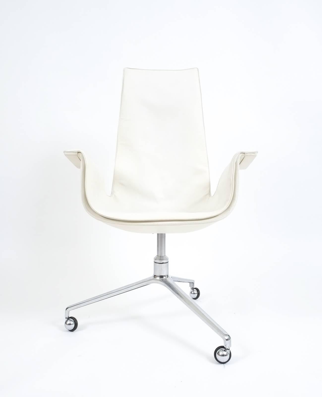 Two White High Back Tulip Chairs by Preben Fabricius and Jørgen Kastholm In Excellent Condition In Vienna, AT