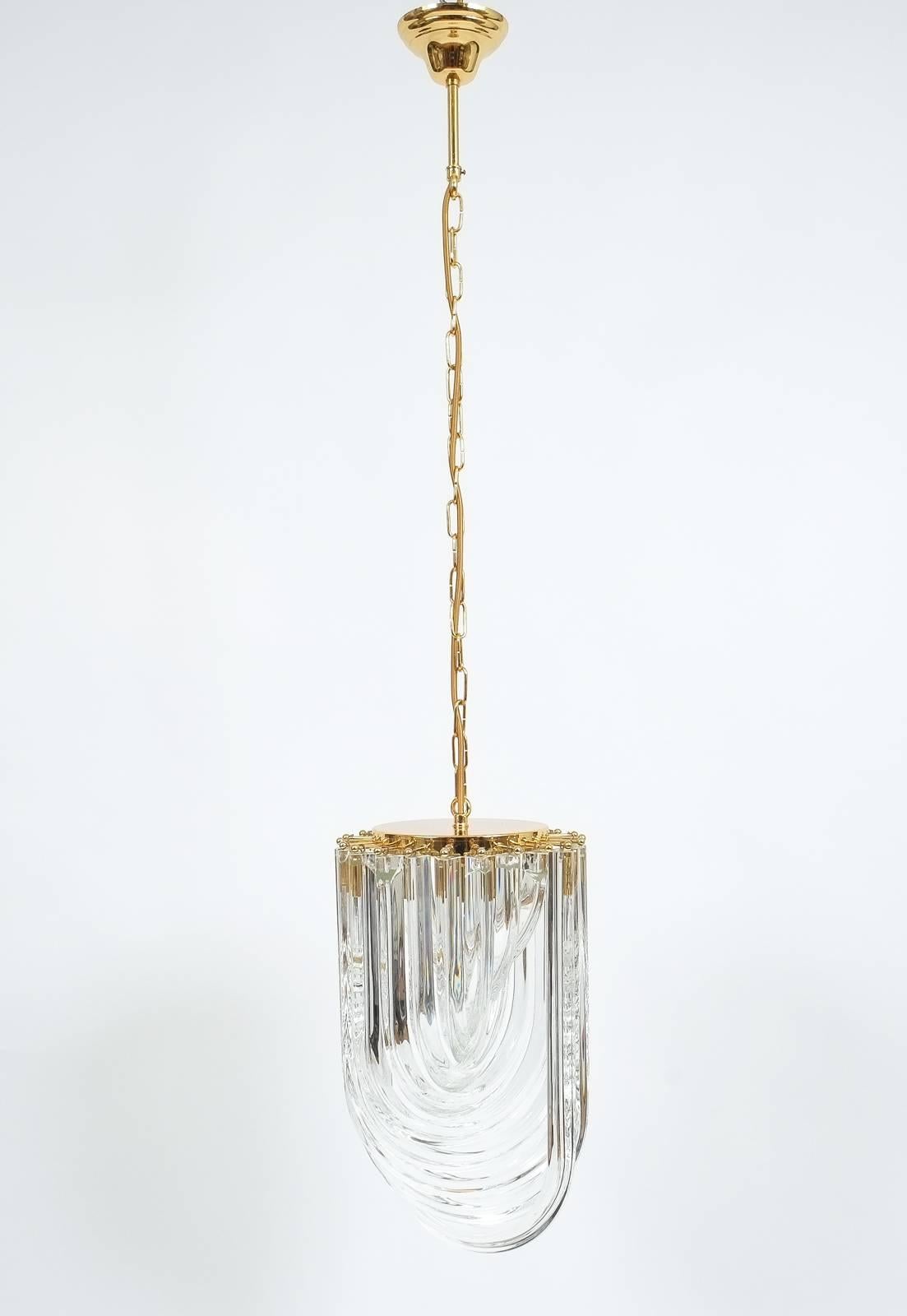 One of Three Venini Curved Crystal Glass Gilt Brass Chandelier In Good Condition For Sale In Vienna, AT