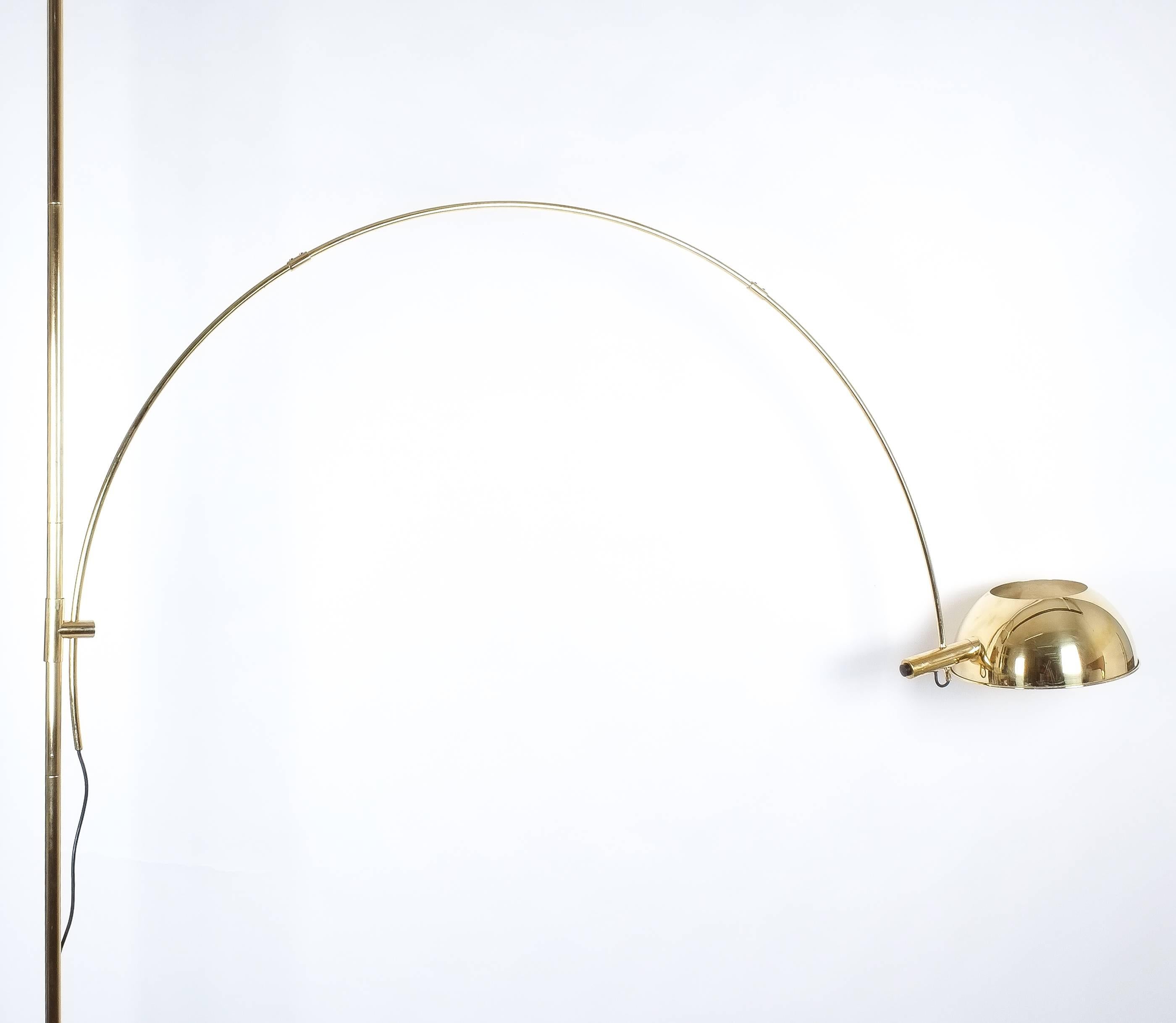 Giant refurbished floor lamp by Florian Schulz, Germany, 1970. This lamp is adjustable an can be pivoted in multiple positions, it is being designed for easily being clamped between ground and ceiling. It has been newly polished and is in excellent