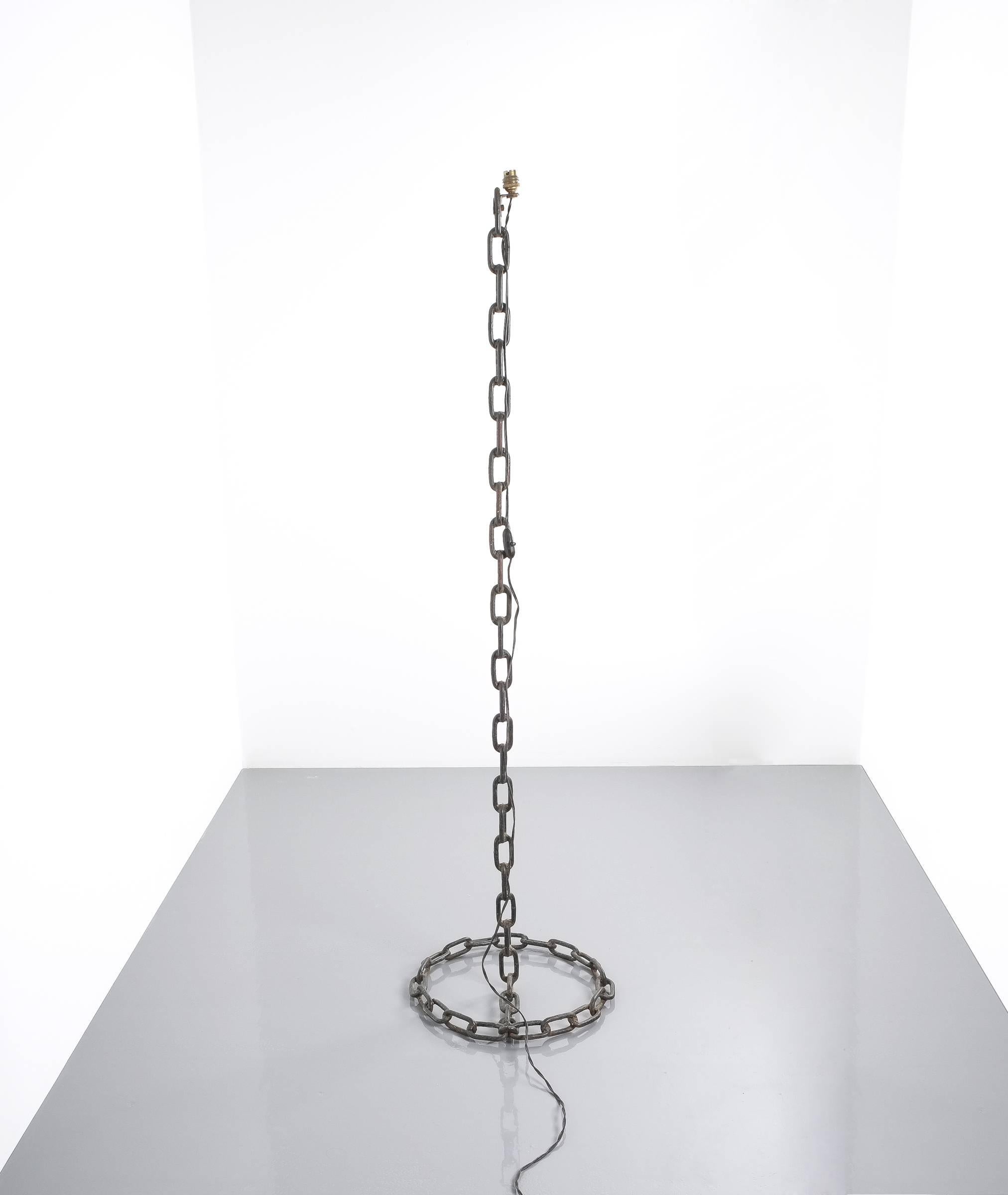Nautical floor lamp iron chain links, France 1970 style Franz West. Large welded chain-link floor light with a single bulb (original French bayonet bulb) Good original, cleaned condition. It has not been rewired, but we can provide new rewiring if
