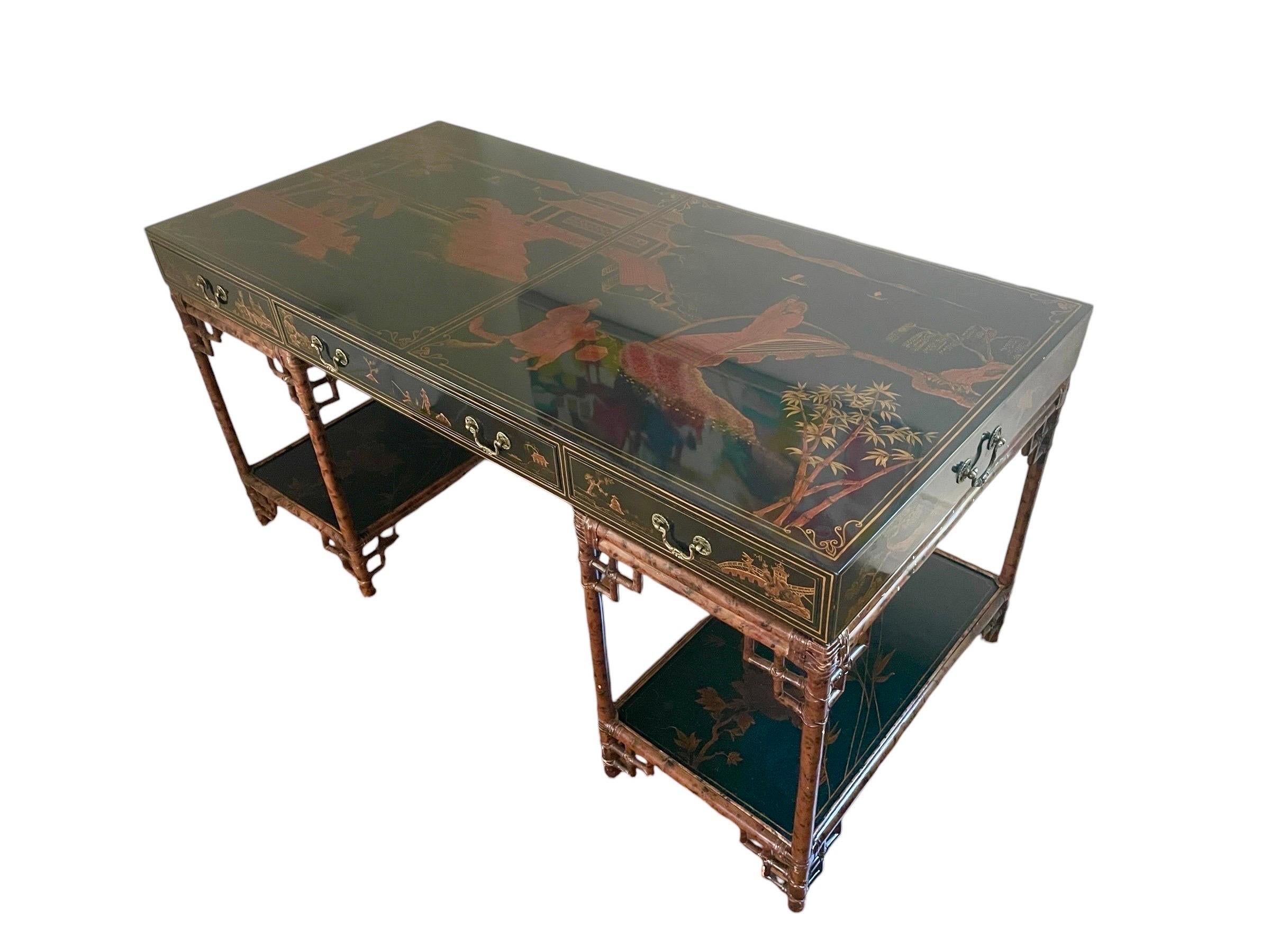 Il s'agit d'un superbe bureau Maitland Smith d'époque avec des détails peints de type Chinoiserie. Les bases en bambou sont enveloppées de cuir et la quincaillerie est en laiton massif. 

Il est dans un état vintage magnifique et prêt à briller dans