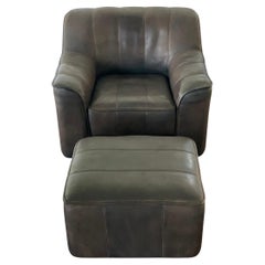 Poltrona e ottomana in pelle De Sede DS 44 Sedia e ottomana vintage di metà secolo
