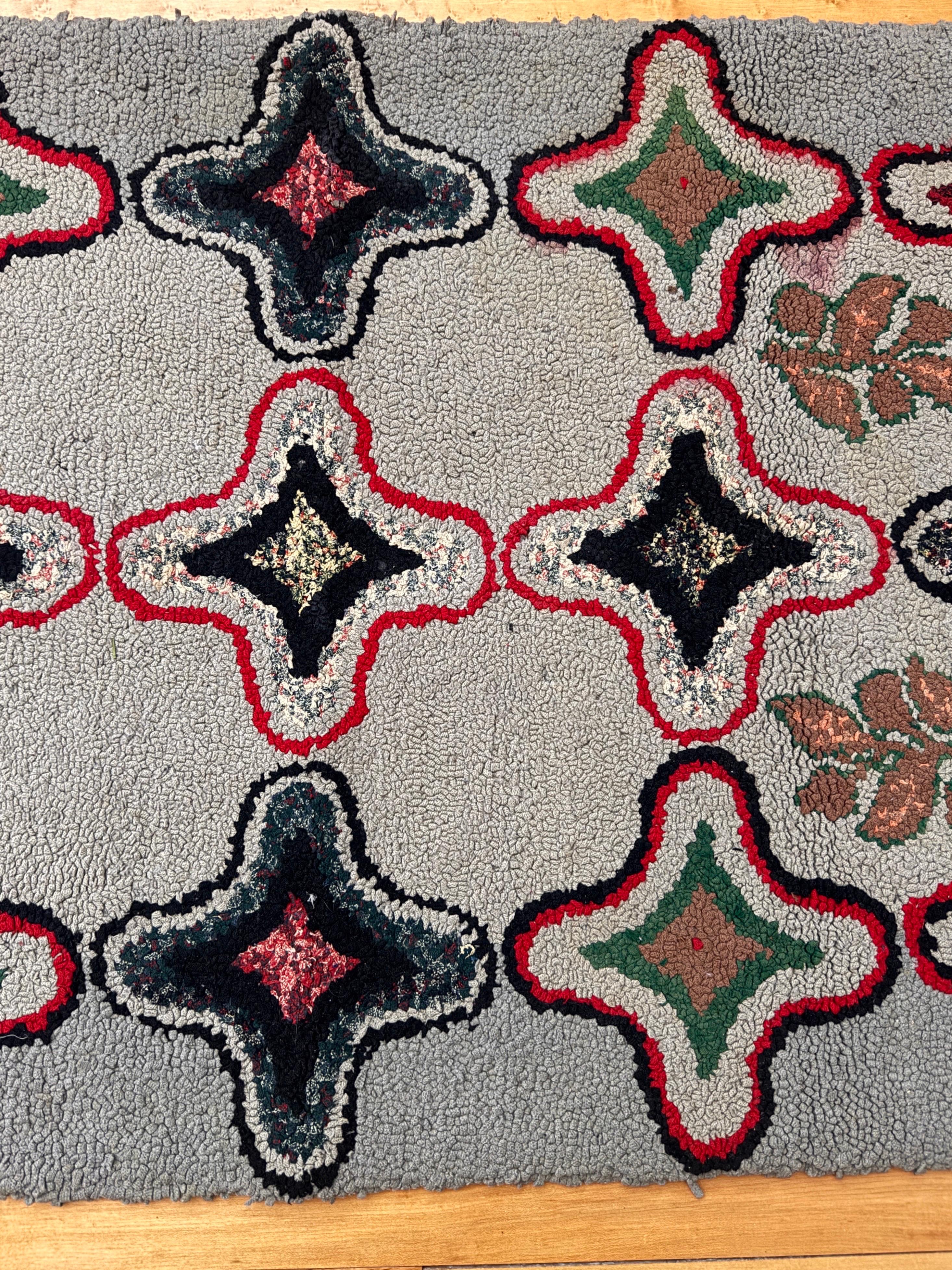 Spektakulärer geometrischer amerikanischer Volkskunst-Hakenteppich aus den 1920er Jahren (Primitiv) im Angebot