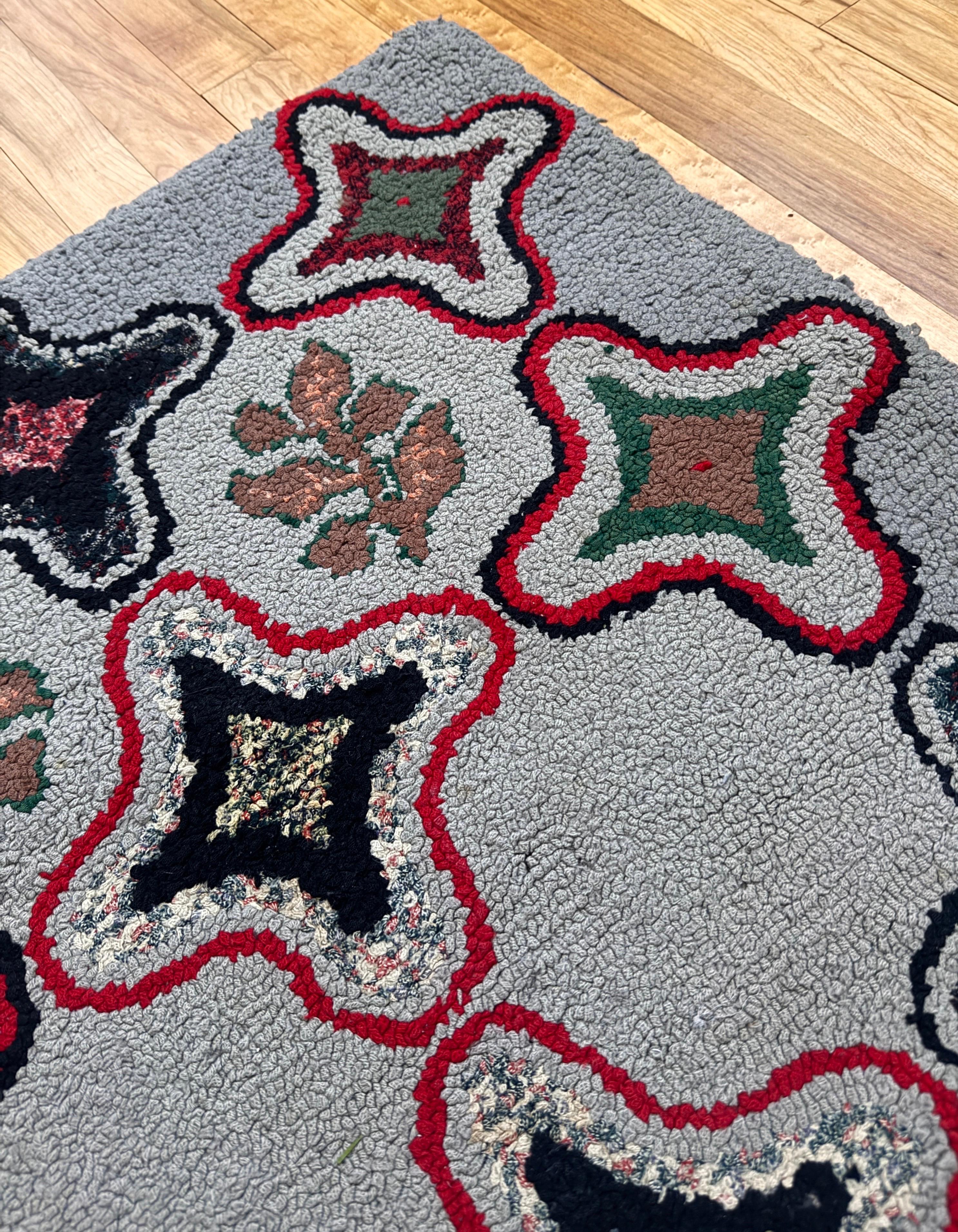 Spektakulärer geometrischer amerikanischer Volkskunst-Hakenteppich aus den 1920er Jahren (Wolle) im Angebot